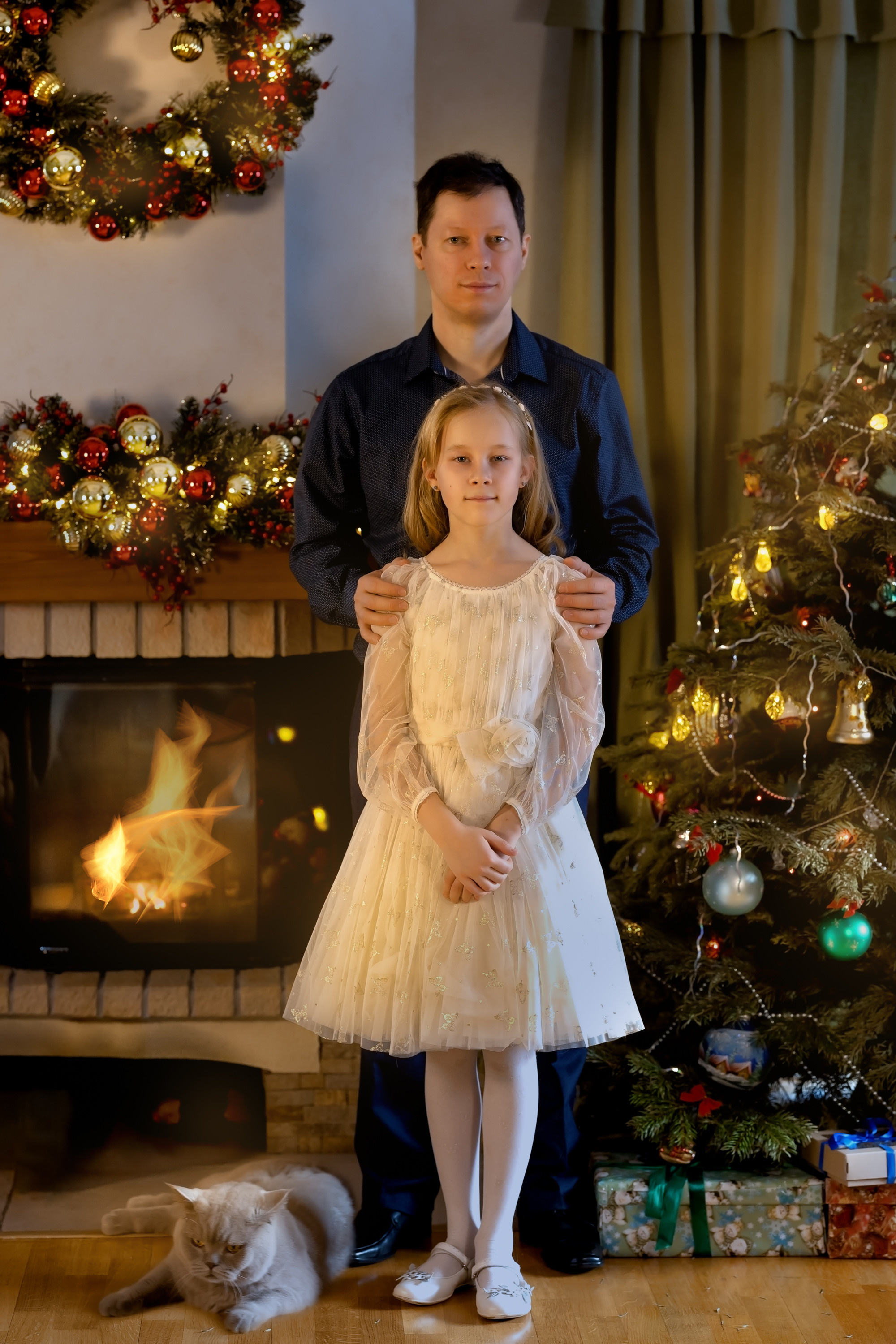 Рождество с семьей у камина. Папа с дочкой на новый год.