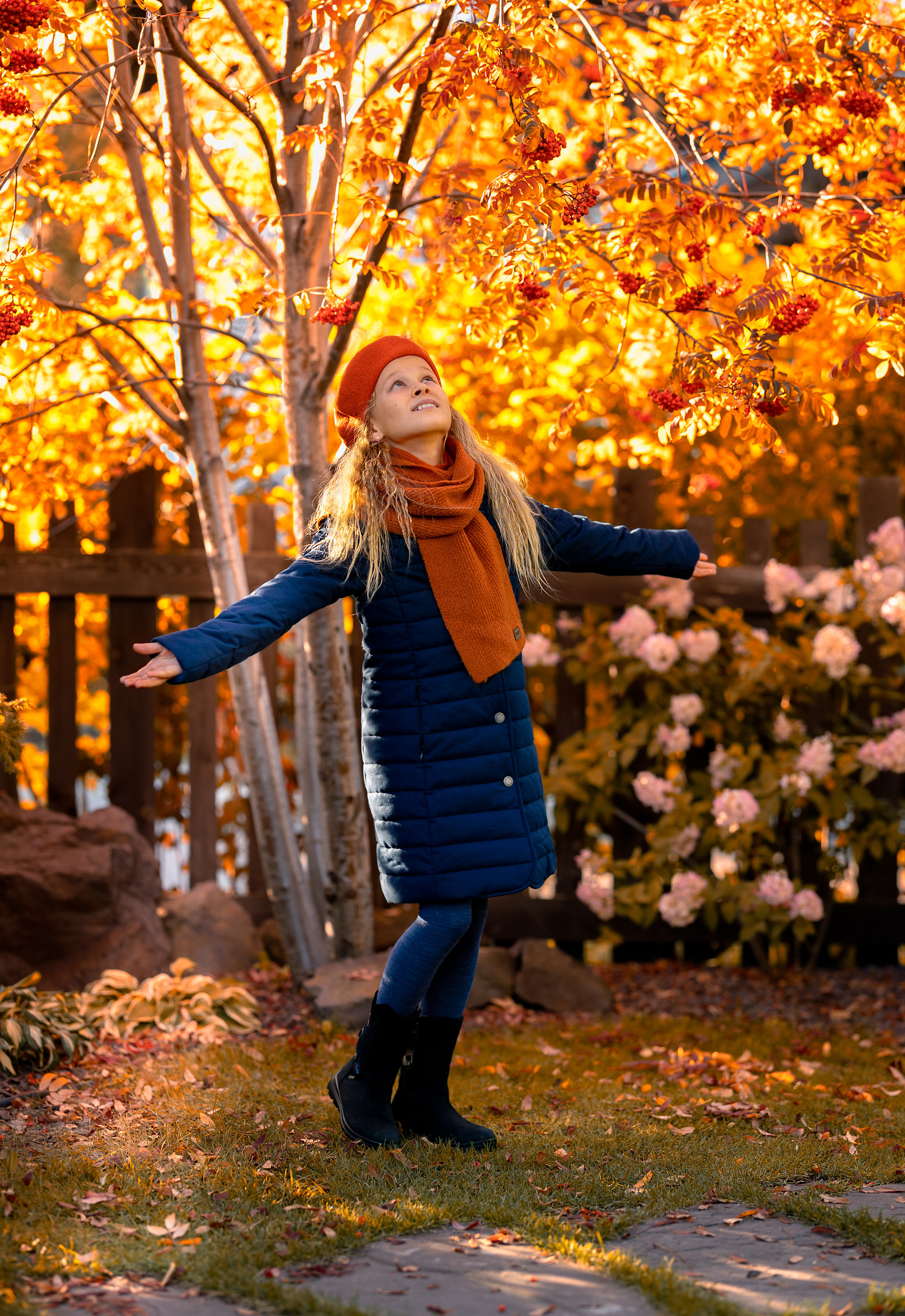 Девочка  кружится возле осенней рябины. Фотосессия осенью.