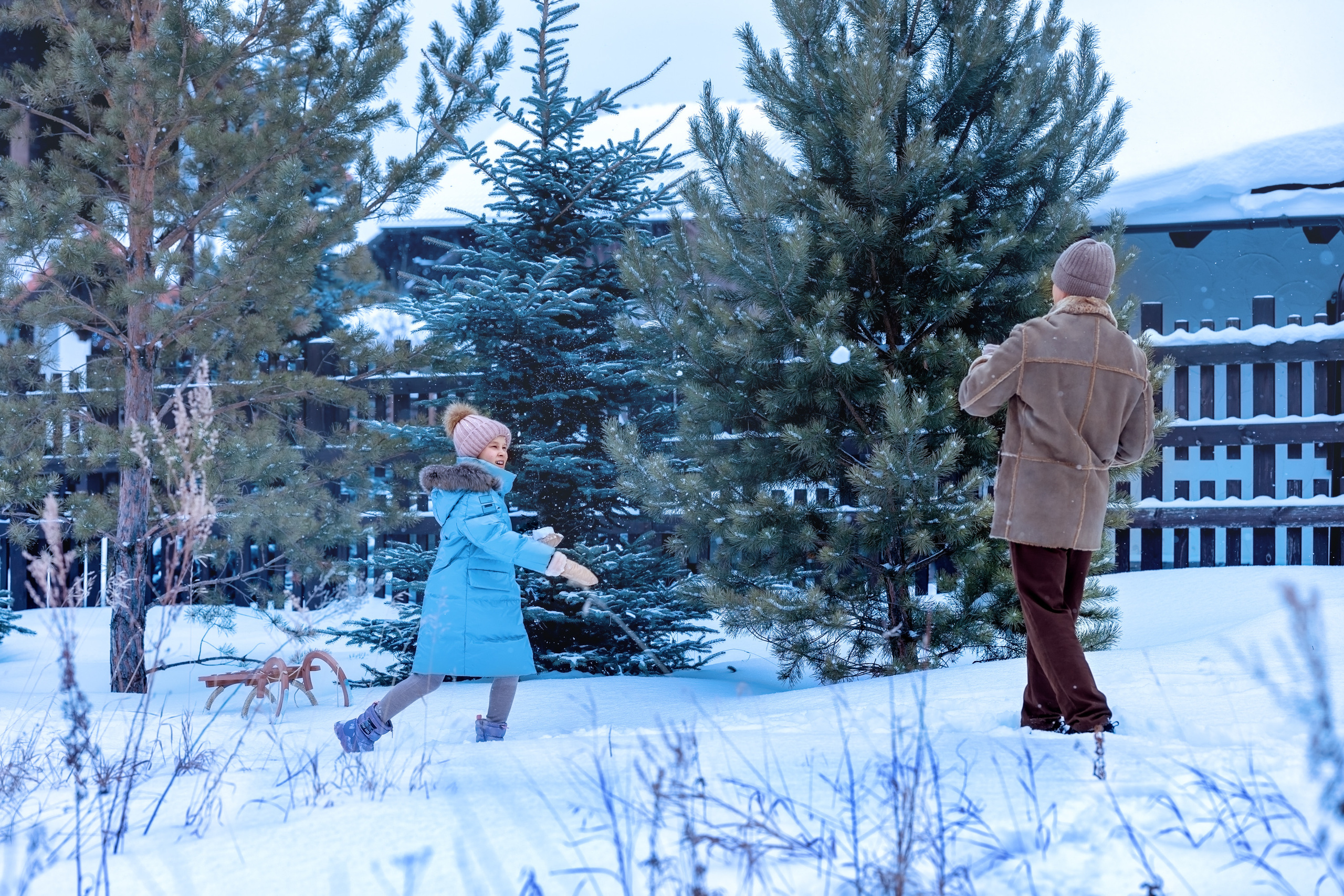 Зимние забавы. Фотосессия зимой в лесу. Играют в снежки девочка и папа