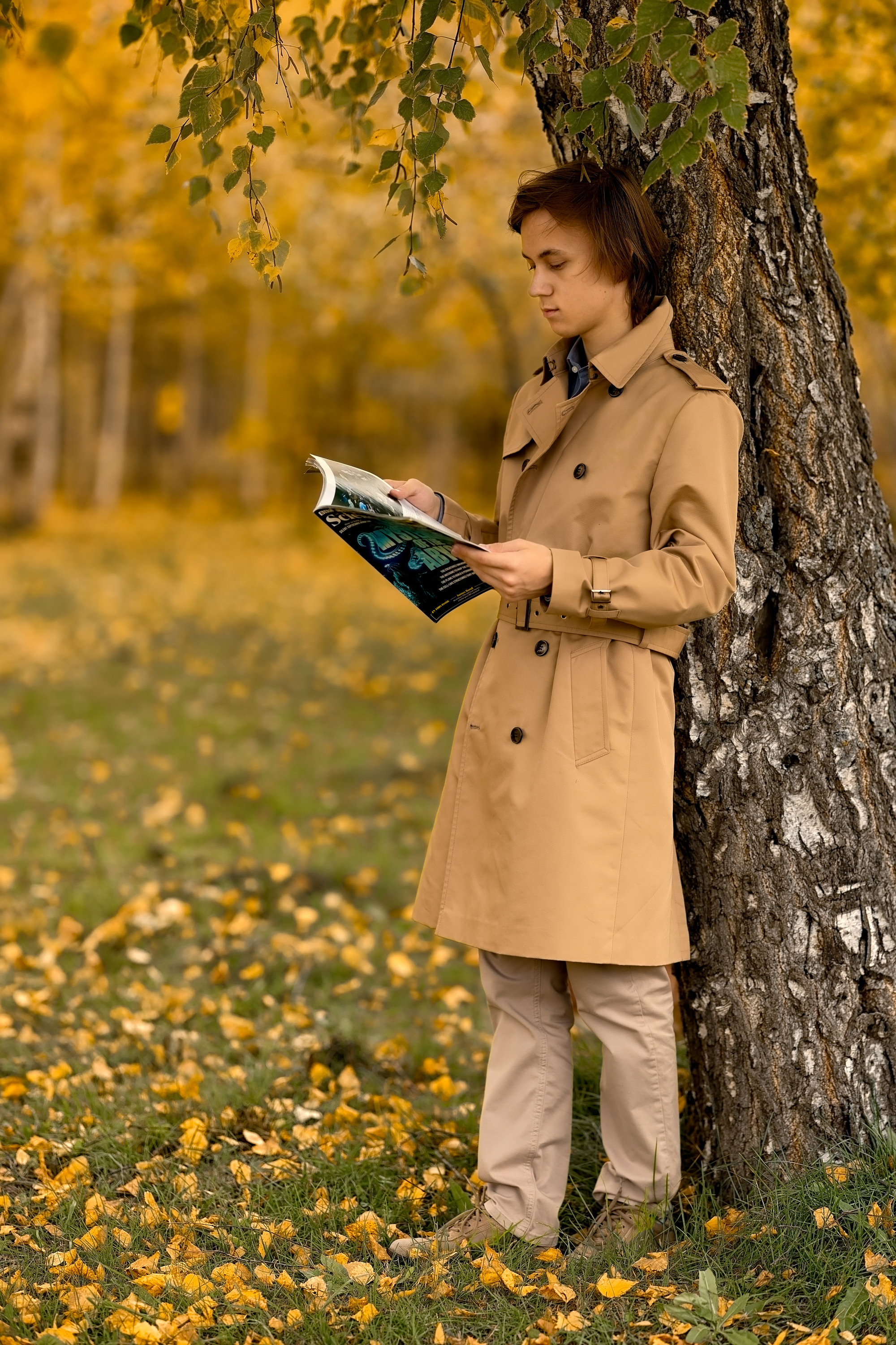Мужчина читает газету в осеннем лесу. Осенняя фотосессия.
