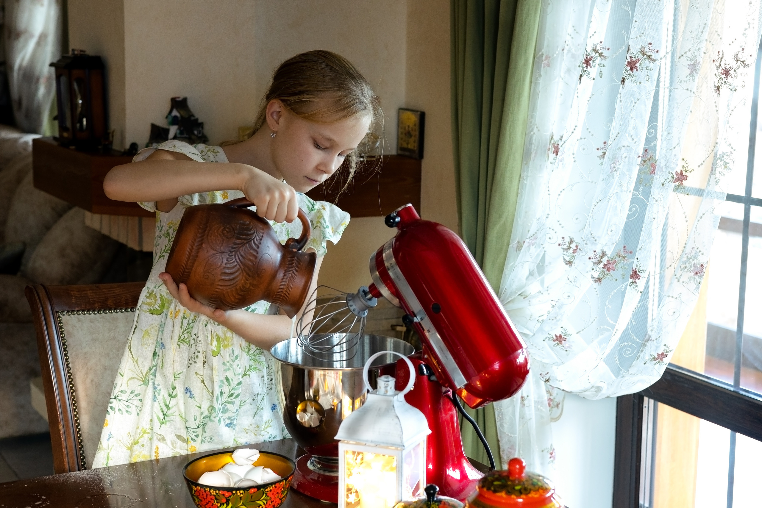 Юный кулинар. Девочка печет торт и выпечку на кухне. фотосессия на кухне