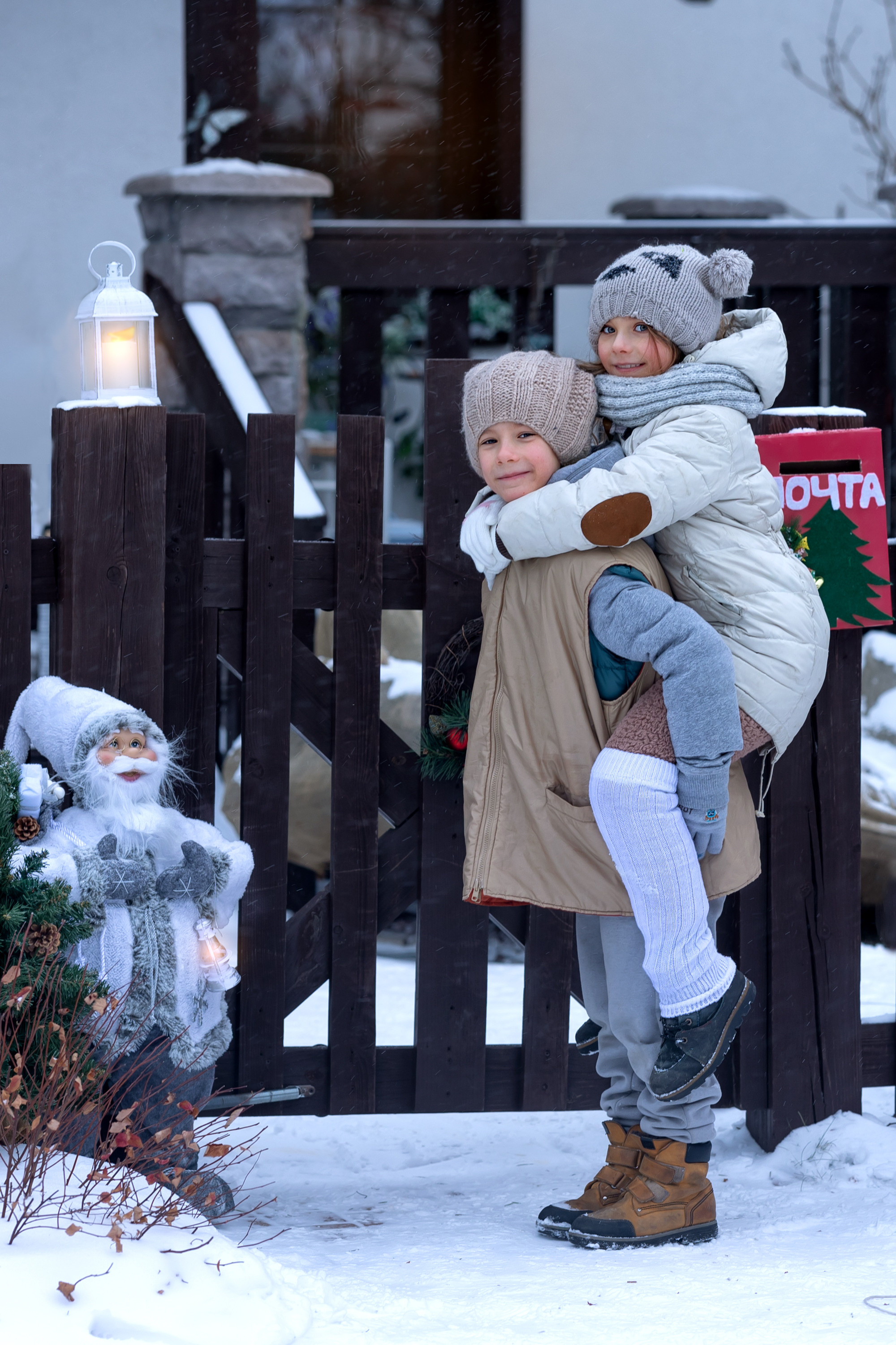 Дети девочка и мальчик отправляют письмо деду морозу