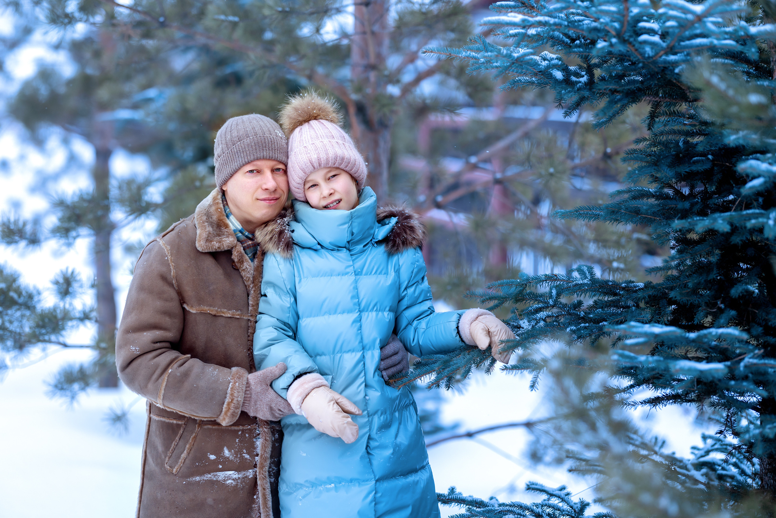 Зимние забавы. Фотосессия зимой в лесу. Девочка с папой возле снежной ёлки.