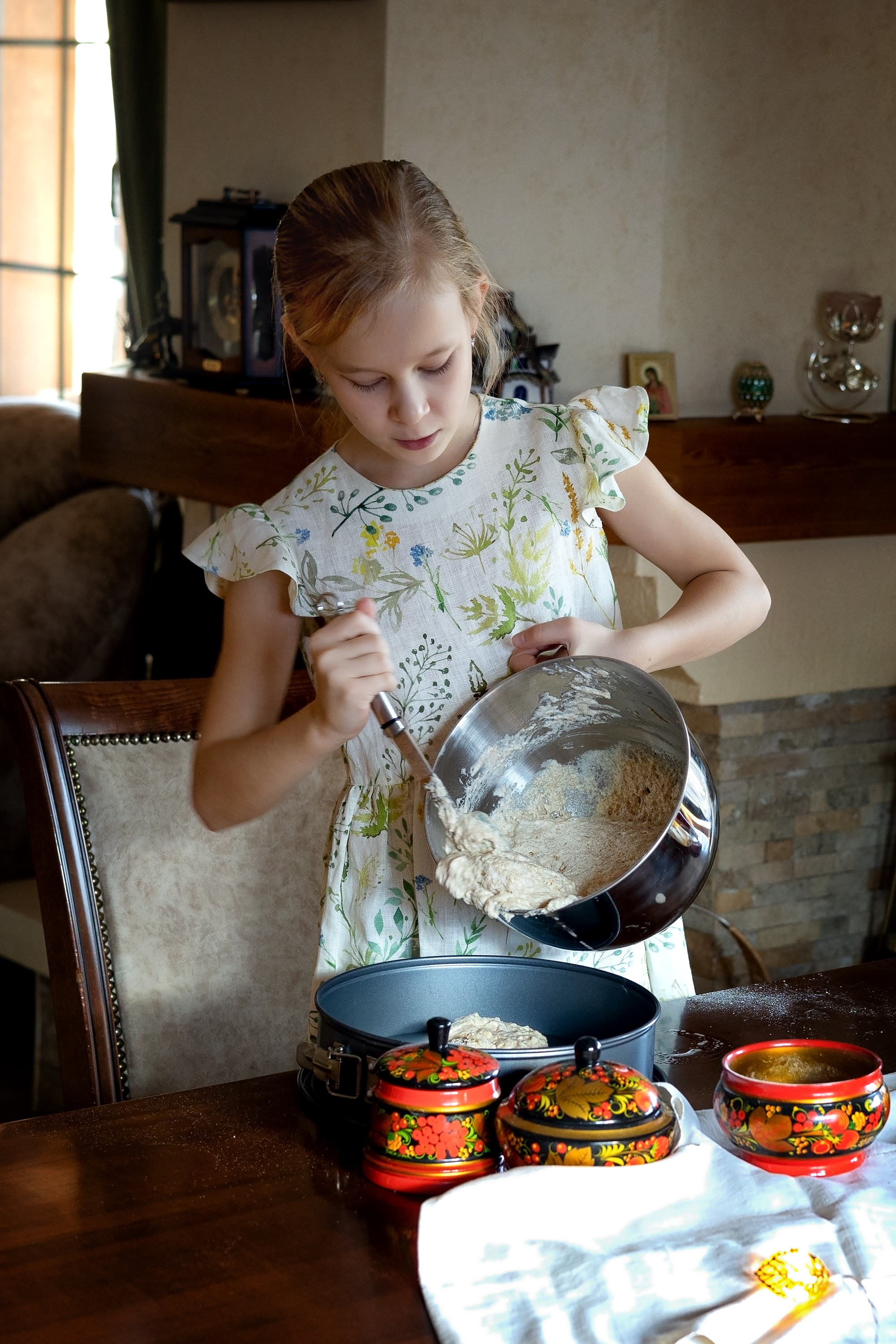 Юный кулинар. Девочка печет торт и выпечку на кухне. фотосессия на кухне