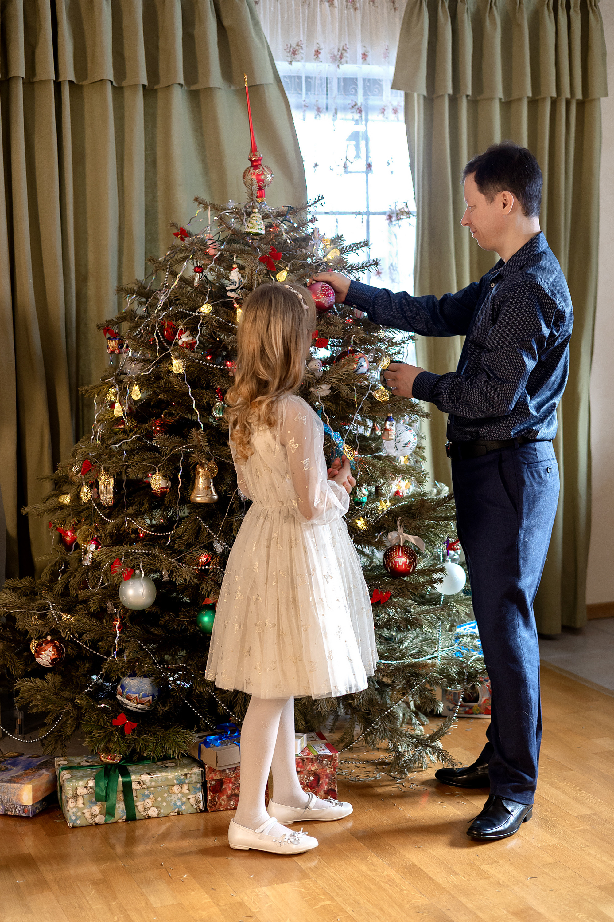 Рождество с семьей у камина. Папа с дочкой на новый год.