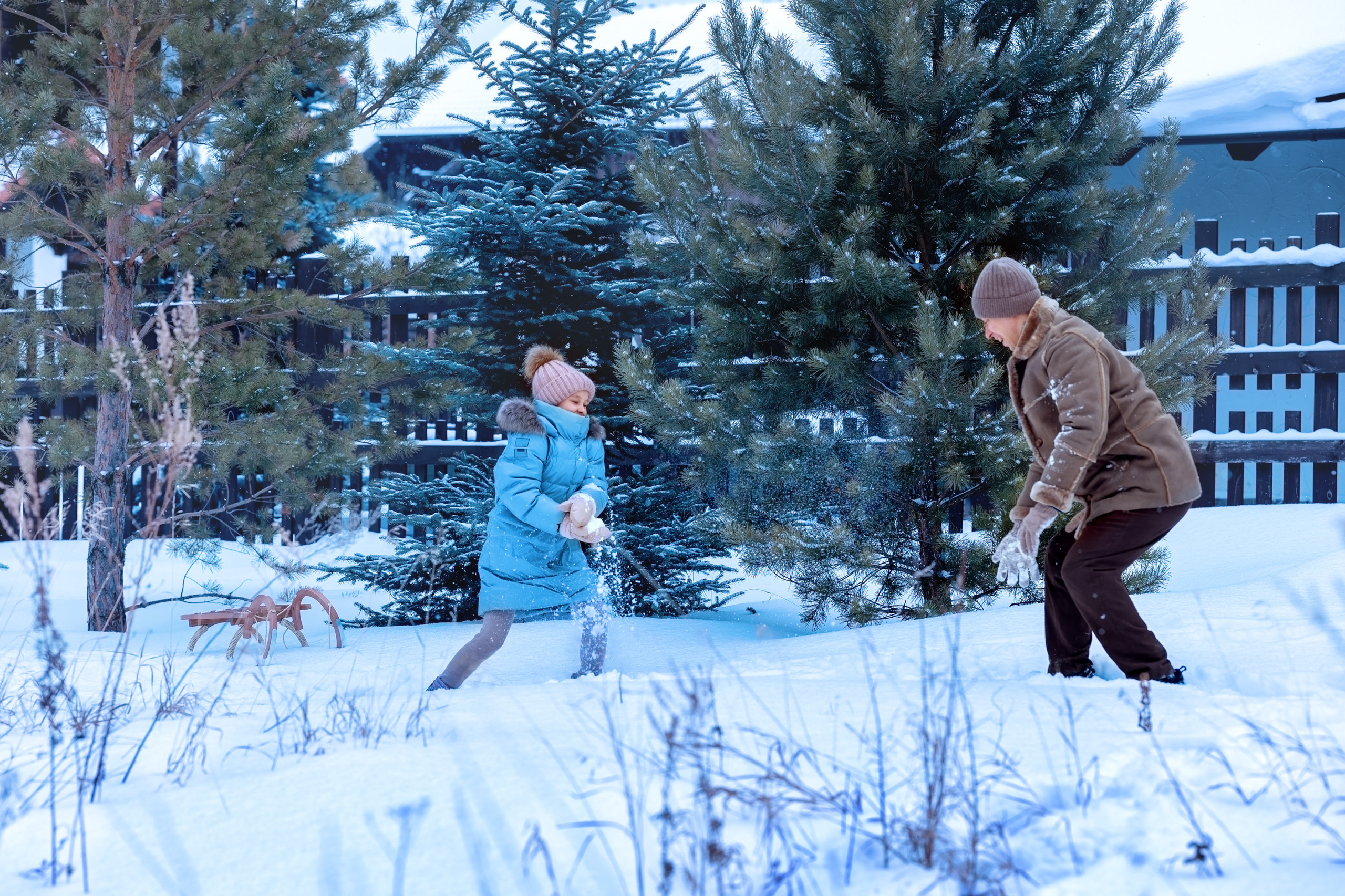 Зимние забавы. Фотосессия зимой в лесу. Играют в снежки девочка и папа