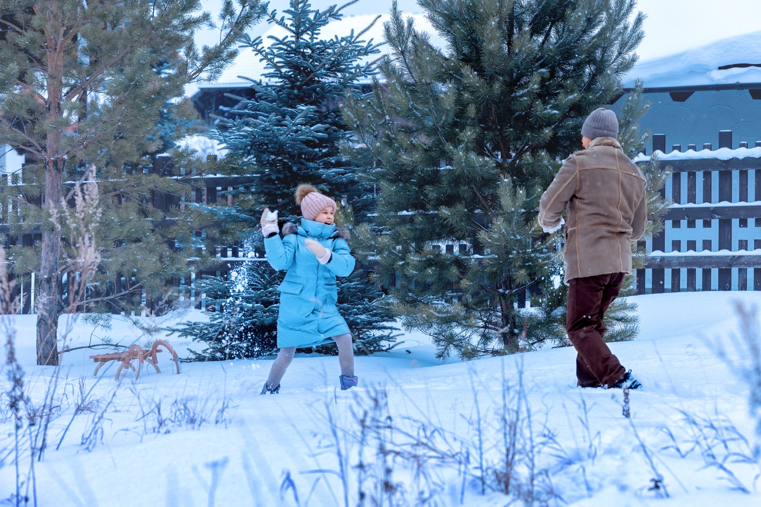 Зимние забавы. Фотосессия зимой в лесу. Играют в снежки девочка и папа