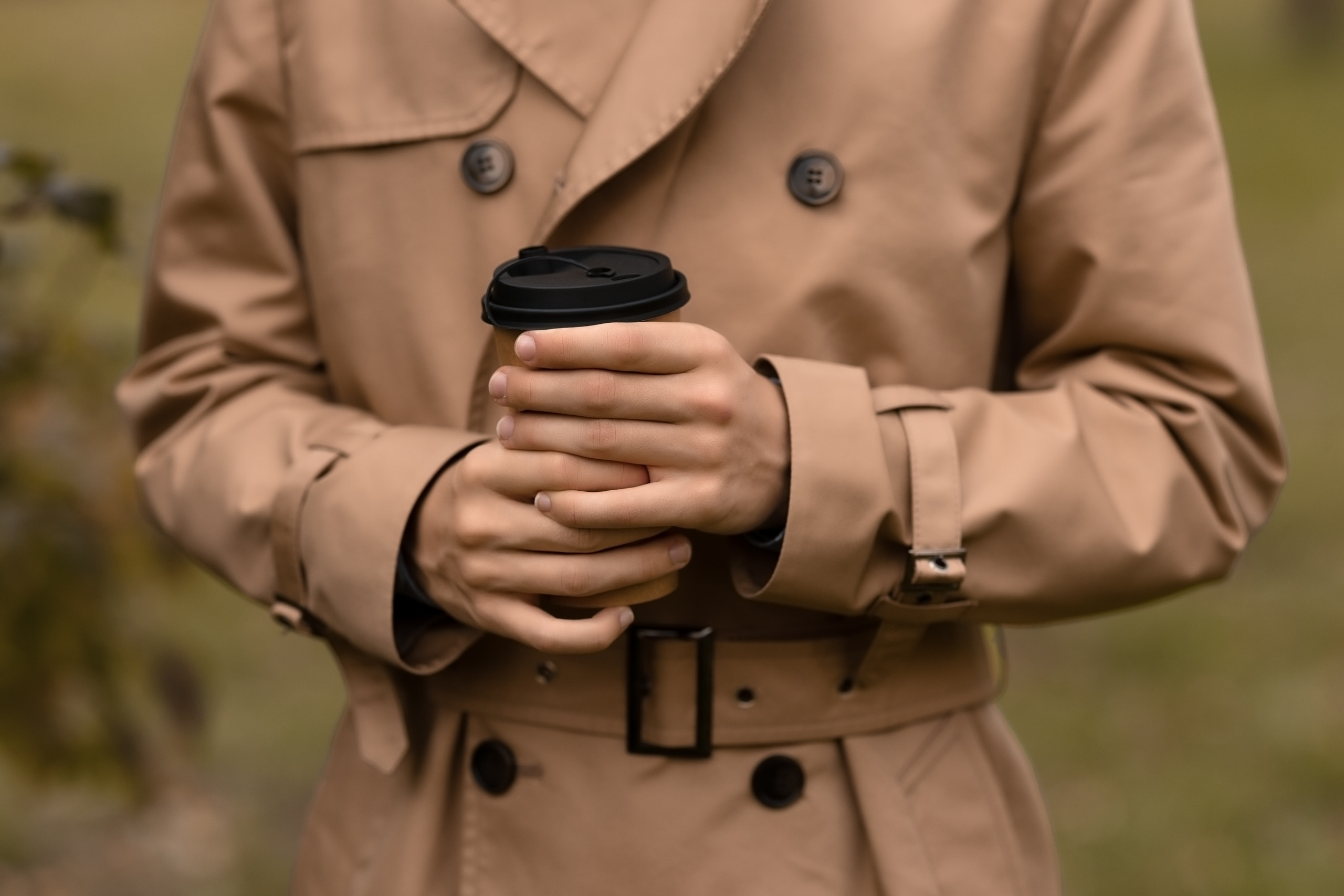 Мужчина в лесу осенью пьет кофе