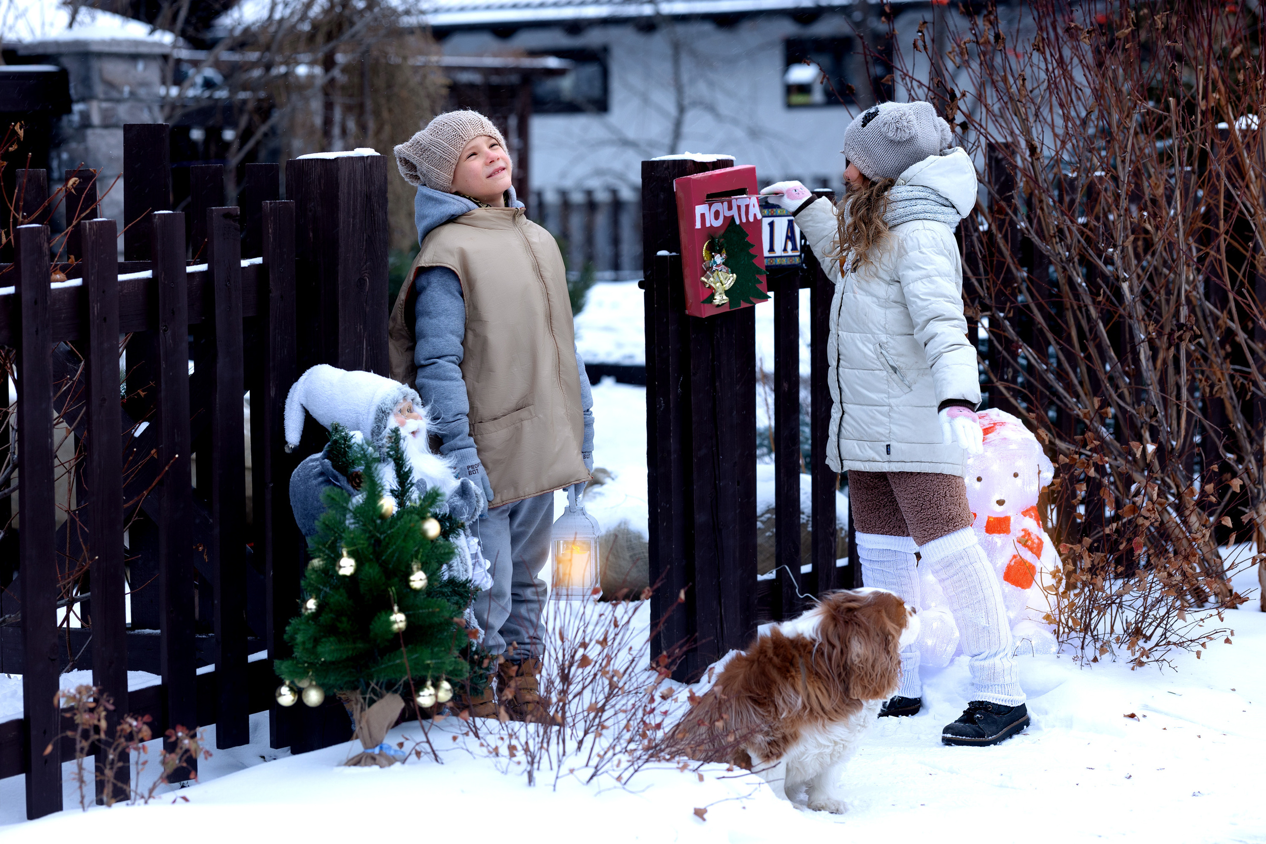 Дети девочка и мальчик отправляют письмо деду морозу