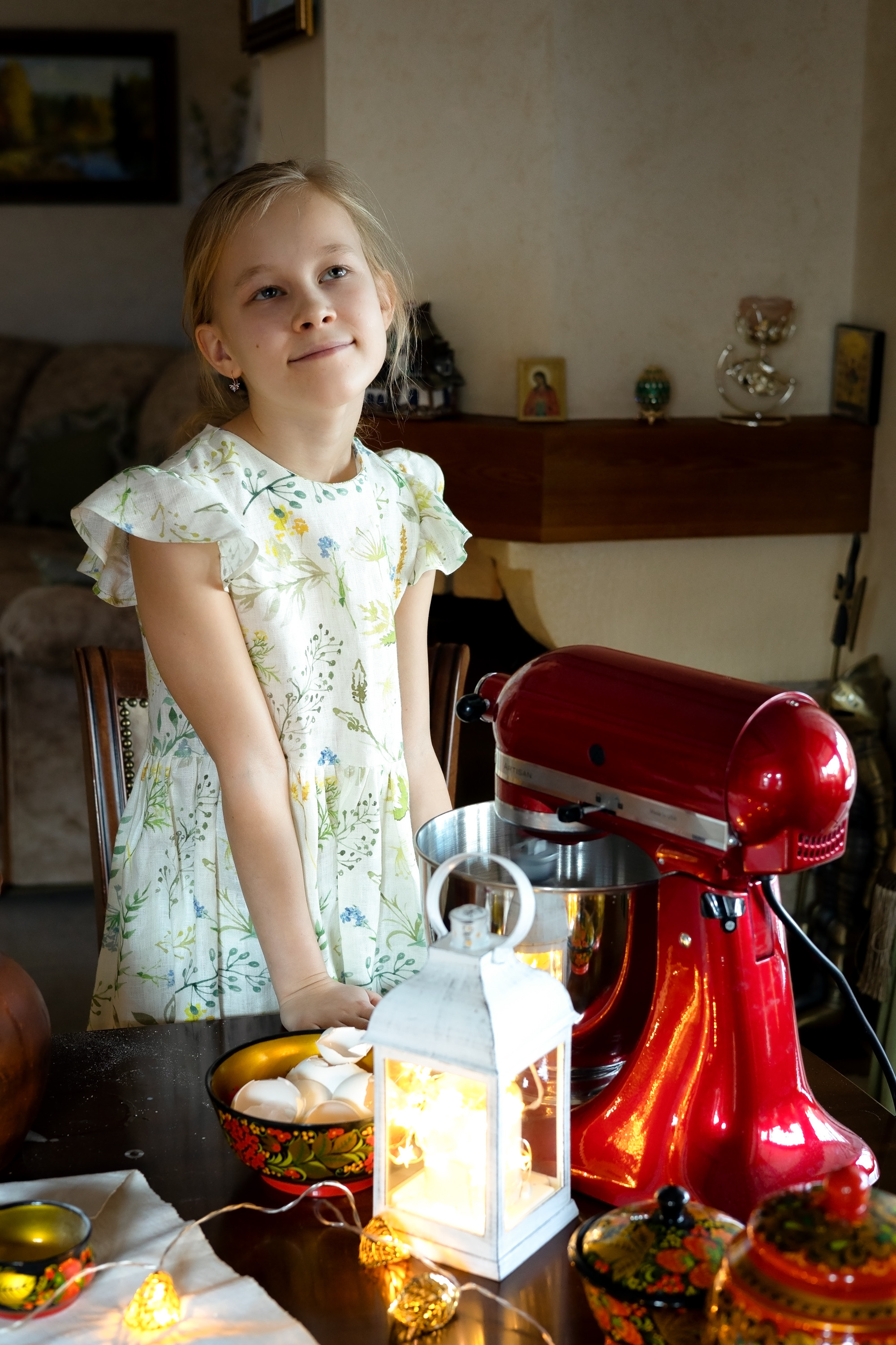 Юный кулинар. Девочка печет торт и выпечку на кухне. фотосессия на кухне