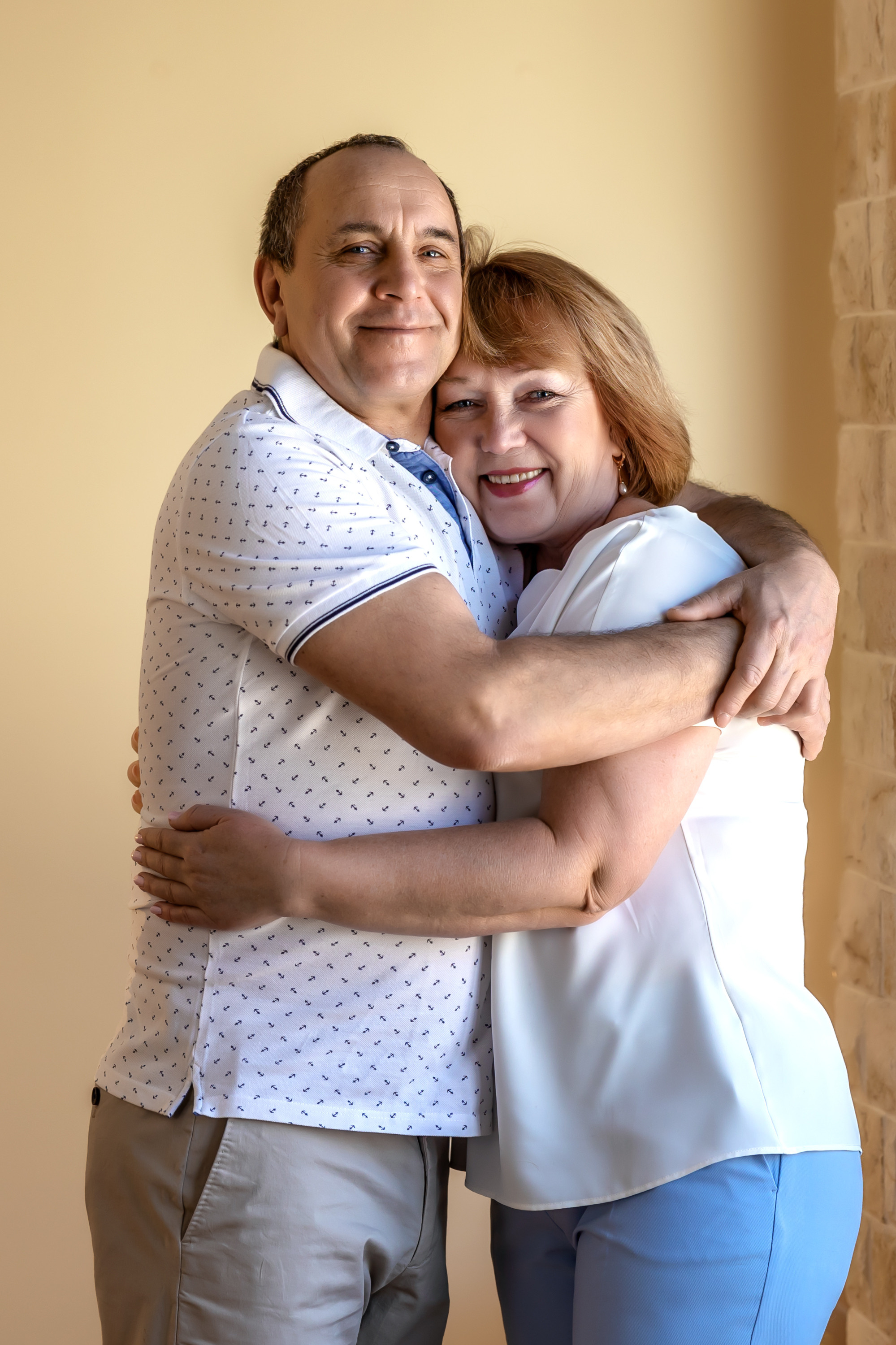 счастливые влюбленные мужчина и женщина