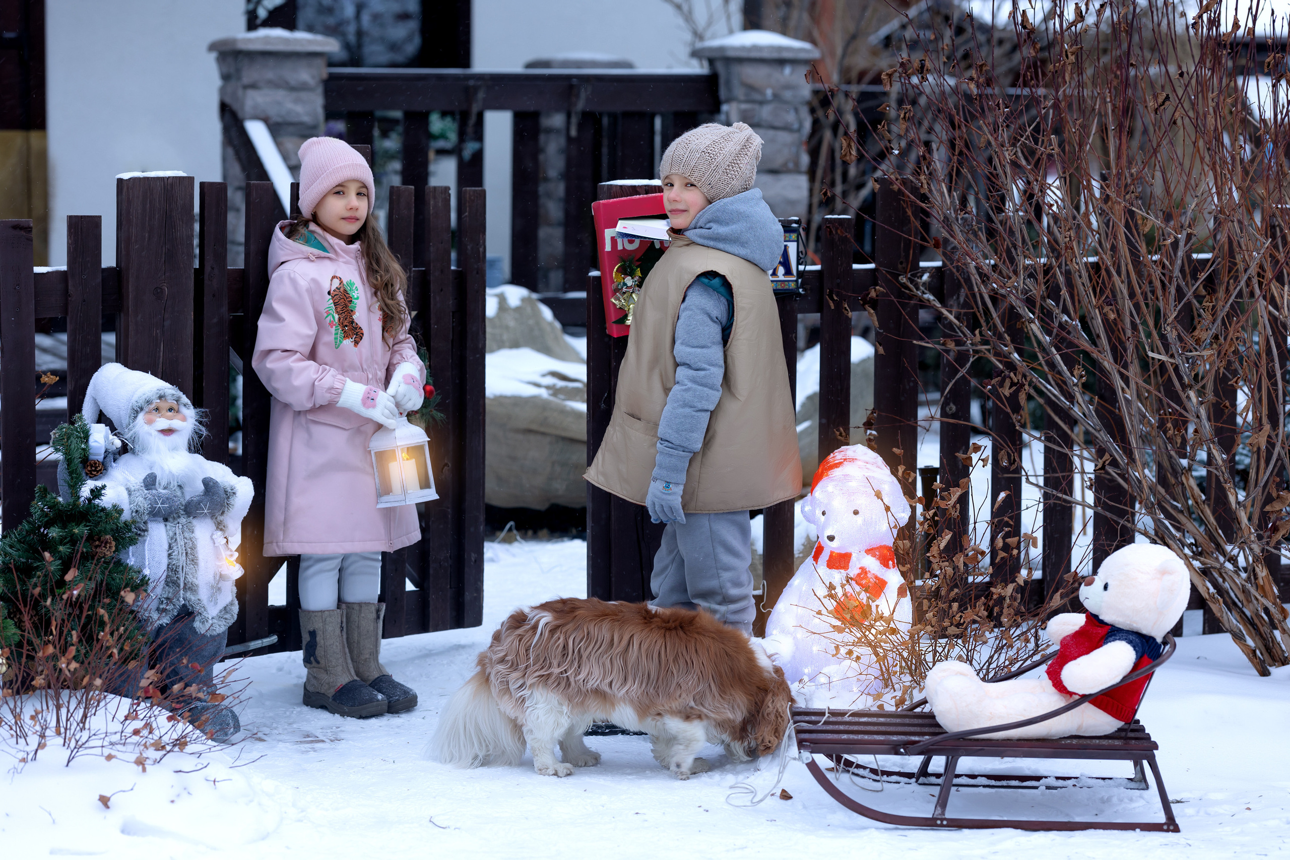 Дети девочка и мальчик отправляют письмо деду морозу