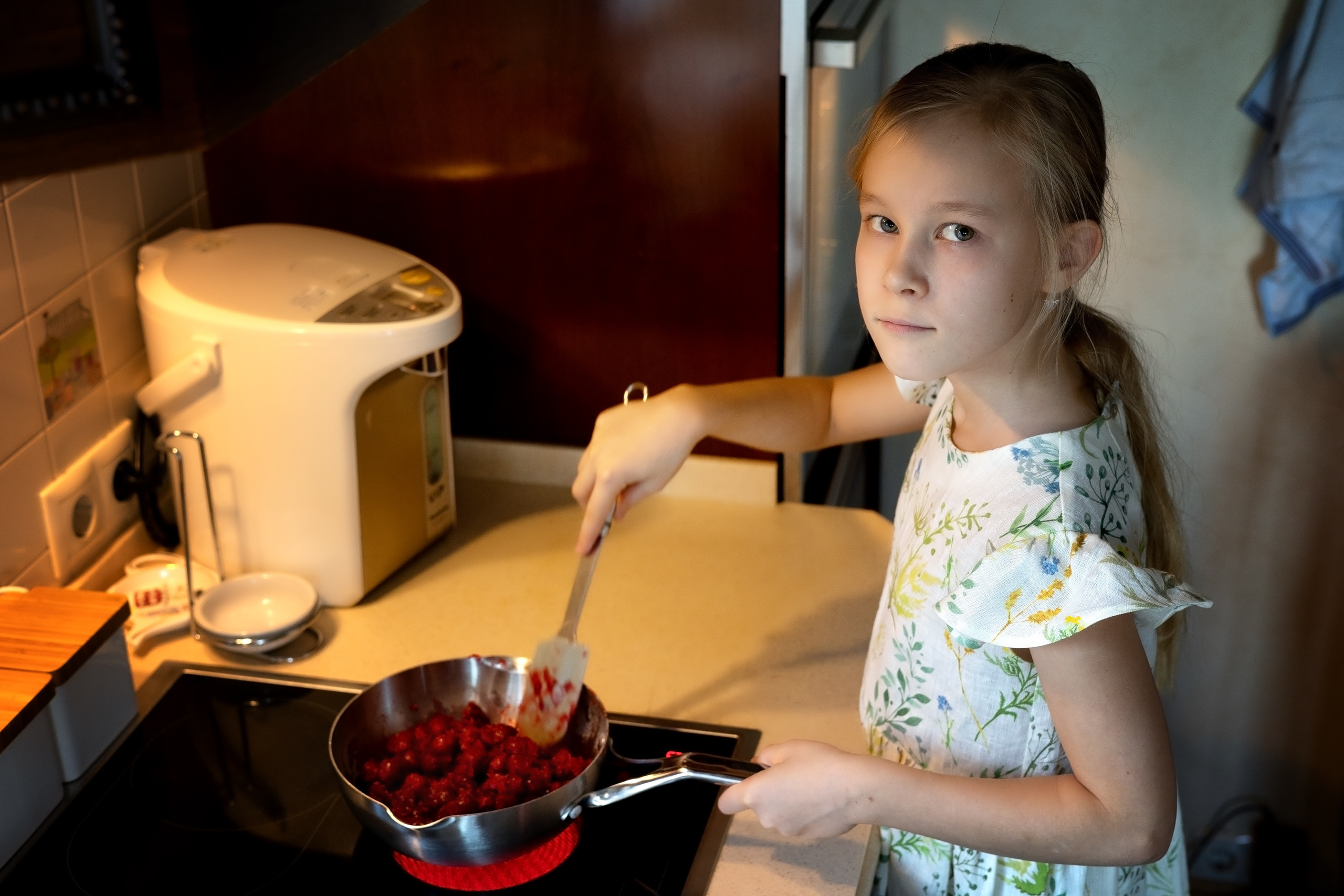 Юный кулинар. Девочка печет торт и выпечку на кухне. фотосессия на кухне