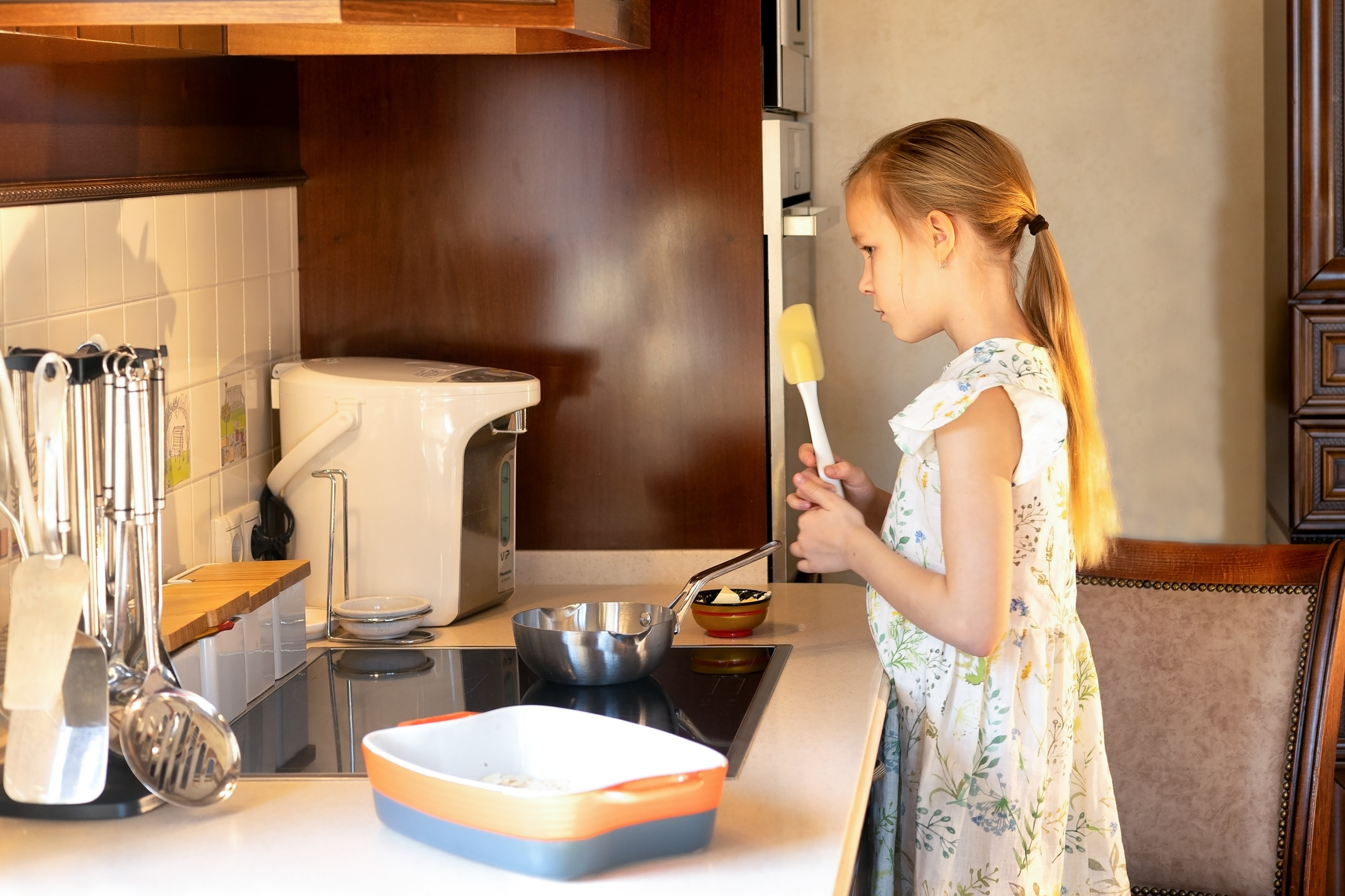 Юный кулинар. Девочка печет торт и выпечку на кухне. фотосессия на кухне