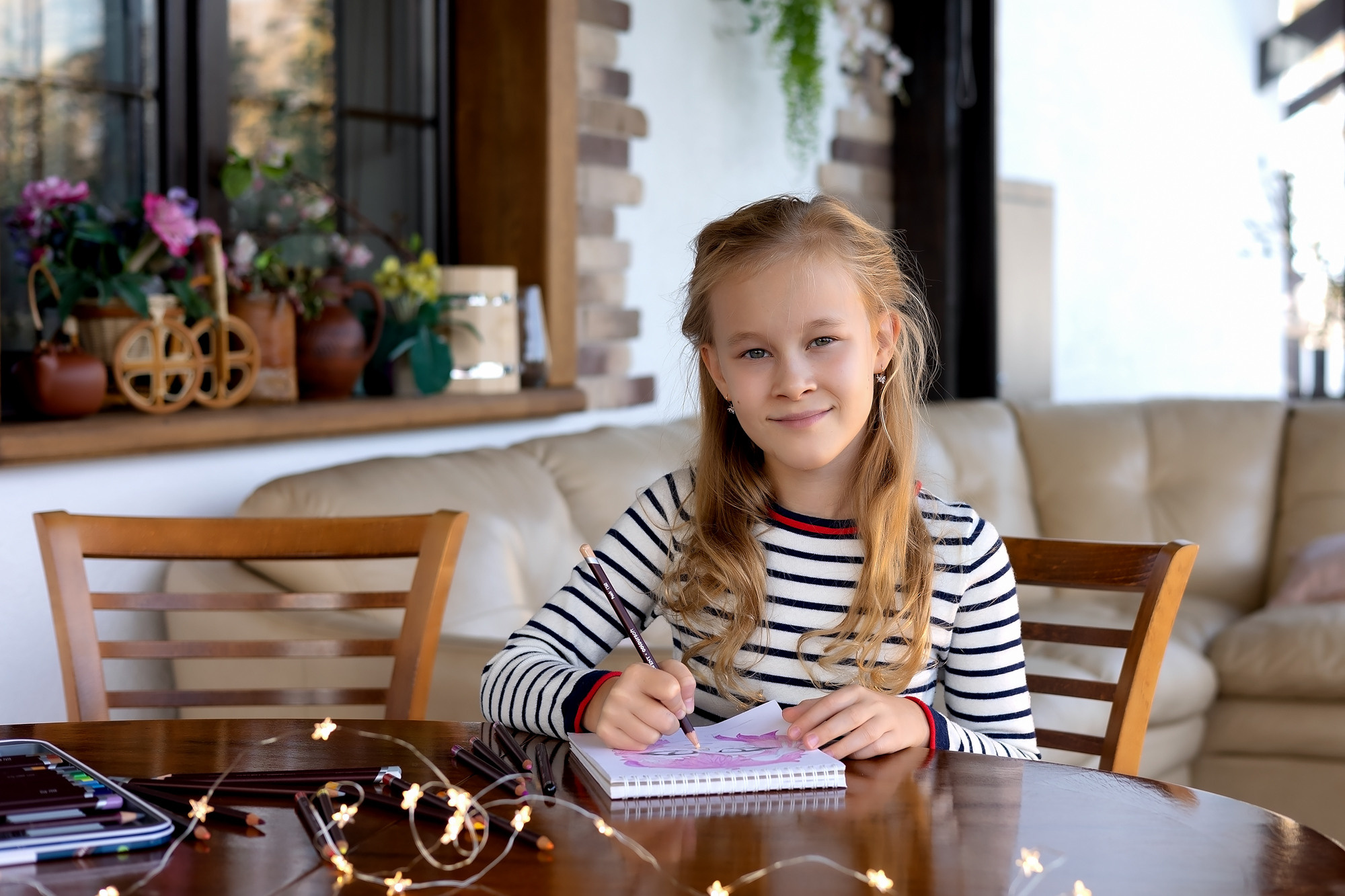 нежная фотосессия бабушки и внучки Девочка рисует