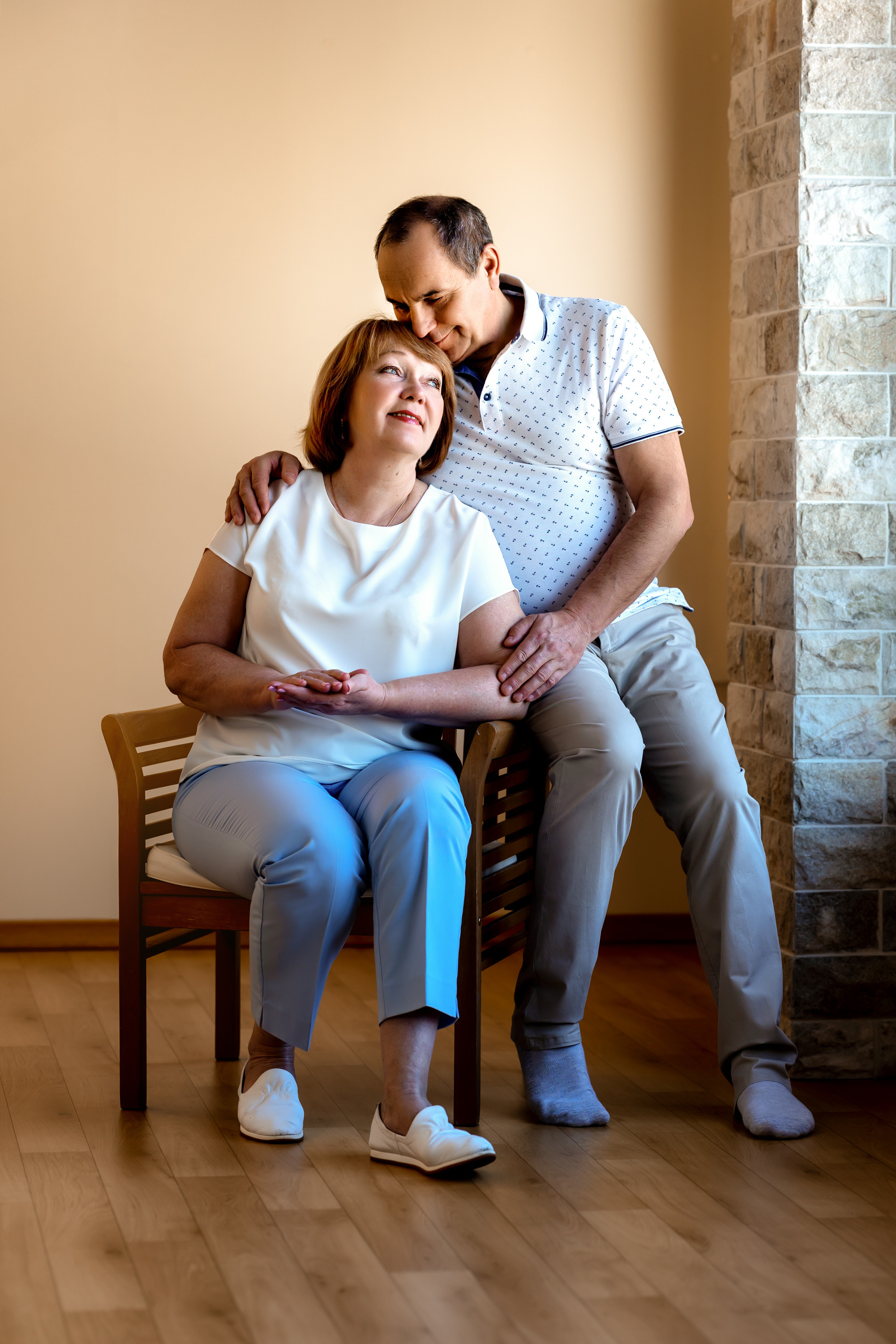 счастливые влюбленные мужчина и женщина