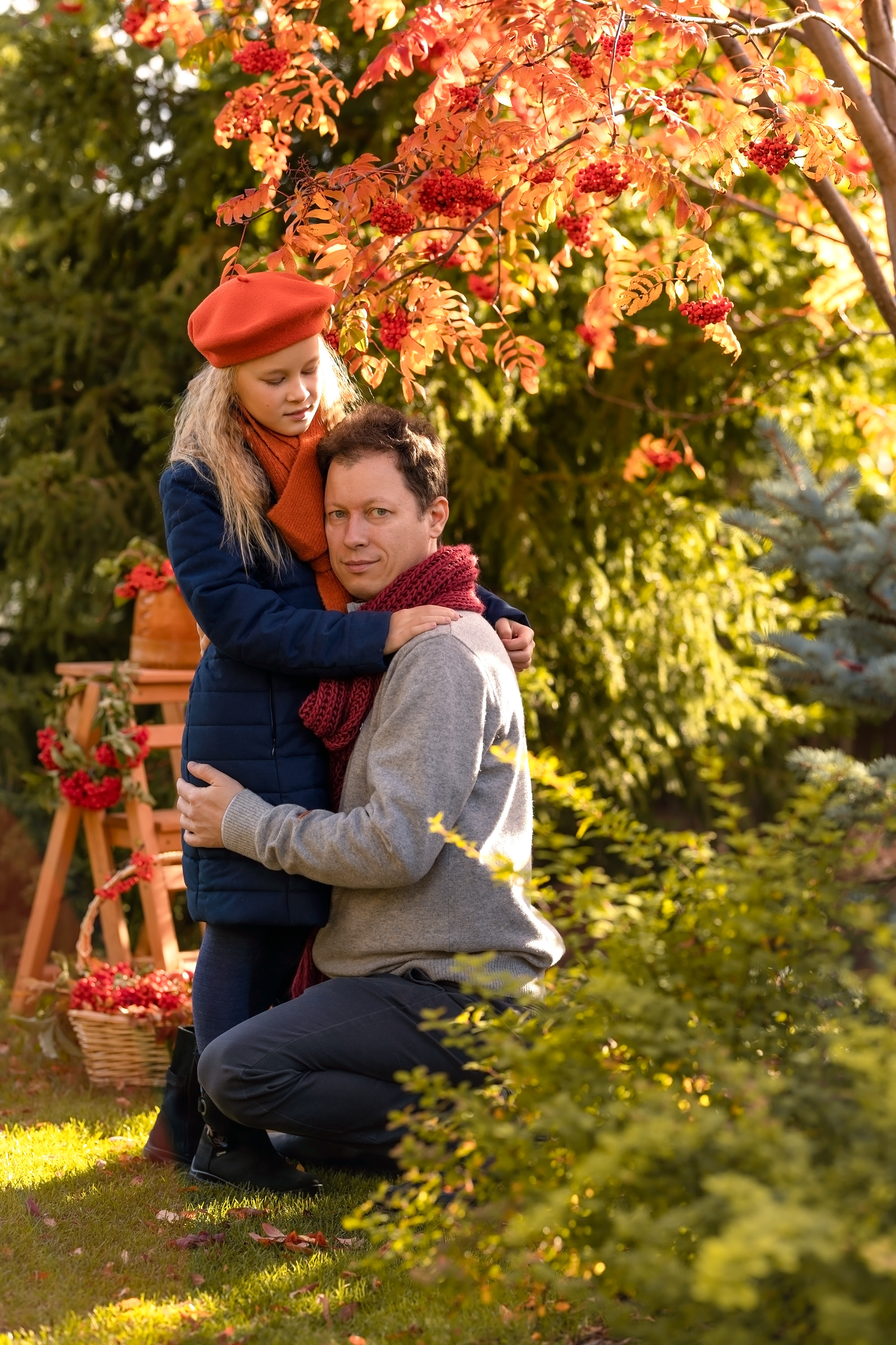 Девочка с мужчиной папой возле осенней рябины. Фотосессия осенью.