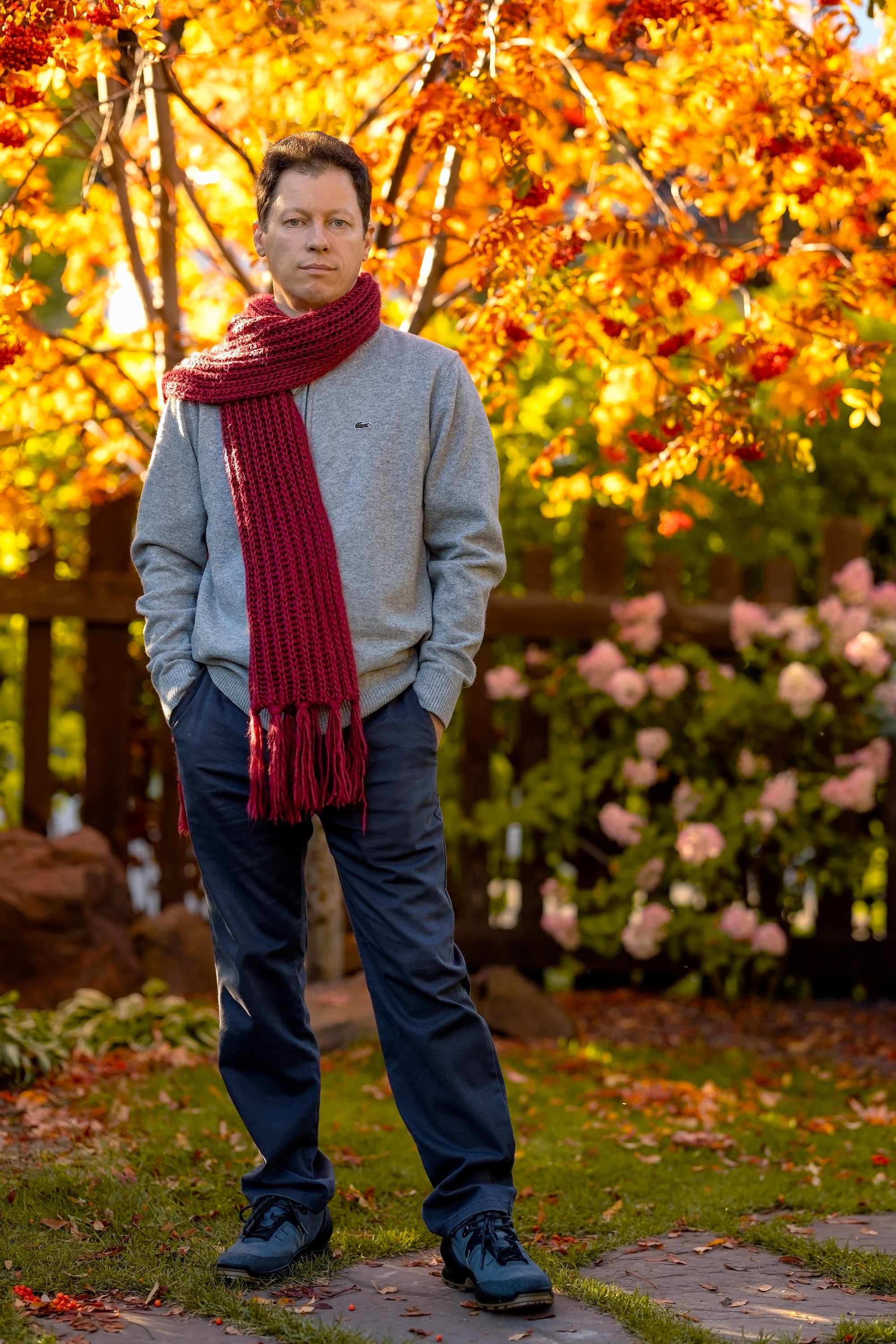 Мужчина возле осенней рябины. Фотосессия осенью.