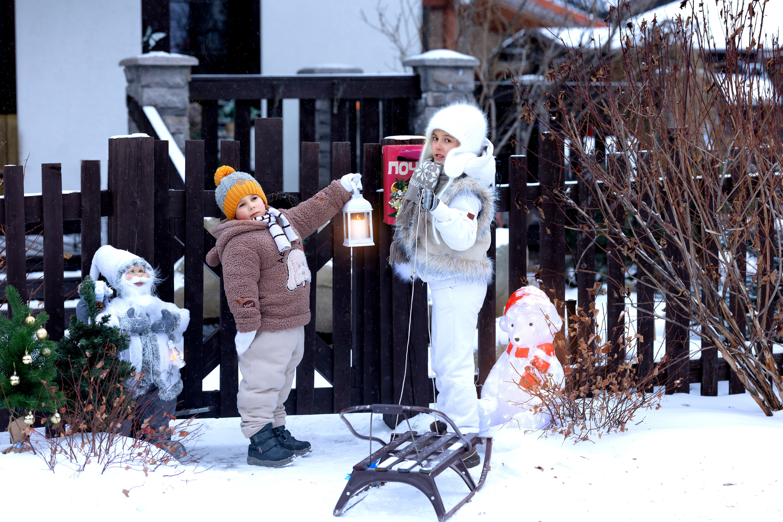 Дети девочка и мальчик отправляют письмо деду морозу
