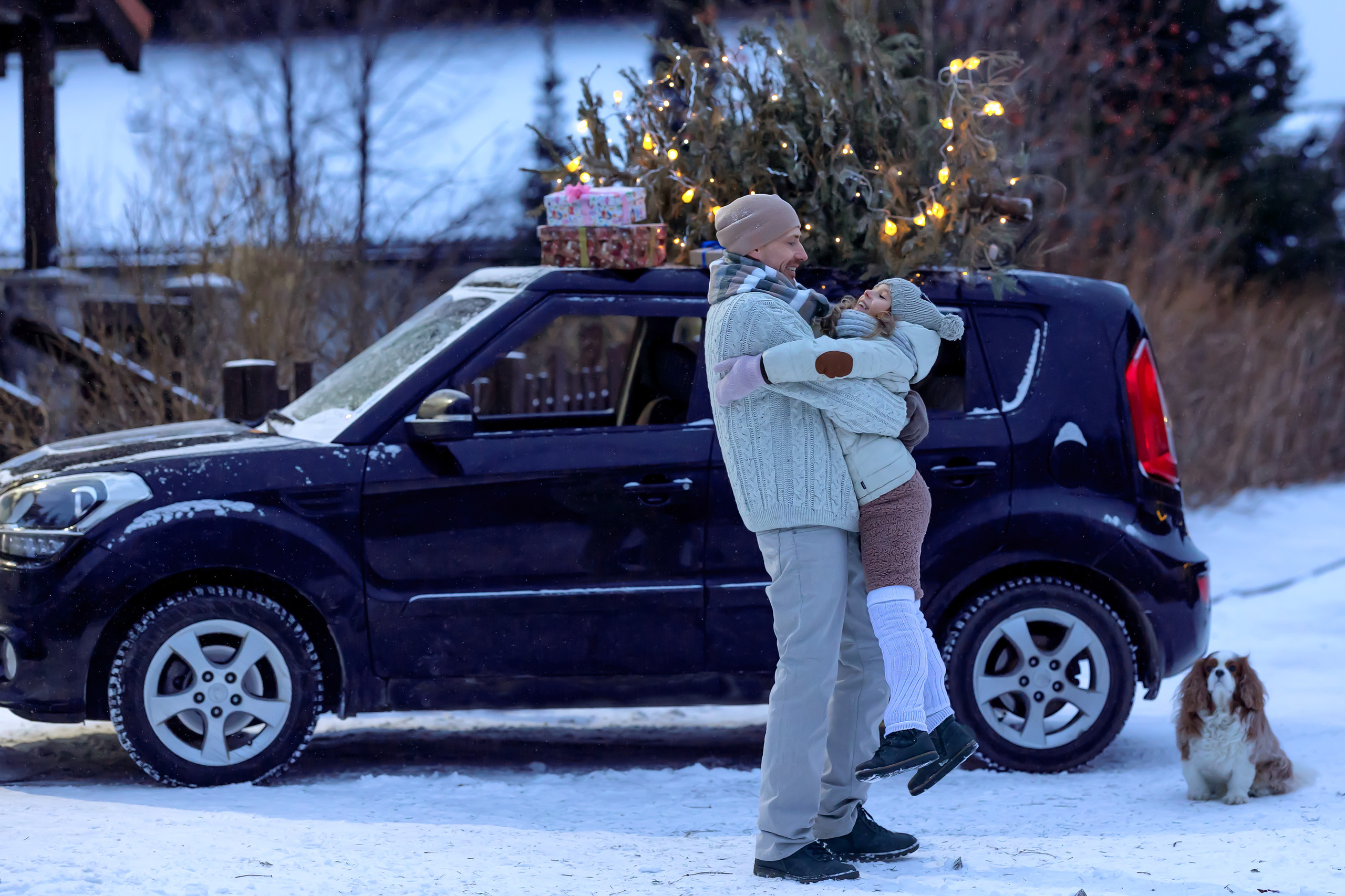 Новогодняя машина с ёлкой на крыше.  Папа мужчина кружит девочку 