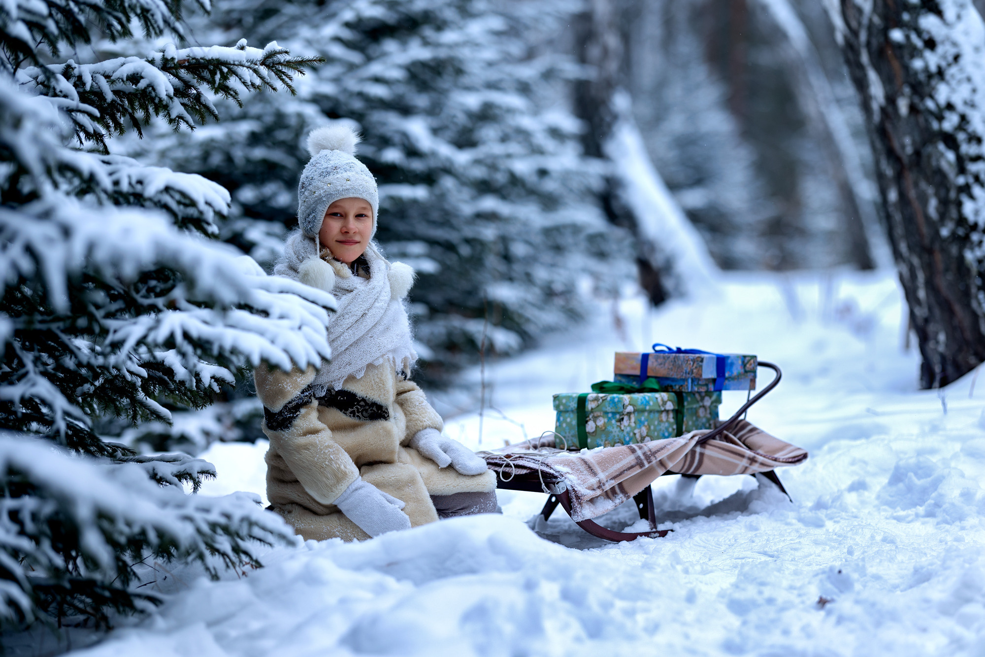 Зимняя фотосессия в лесу. Новогодняя фотосессия в лесу с девочкой.
