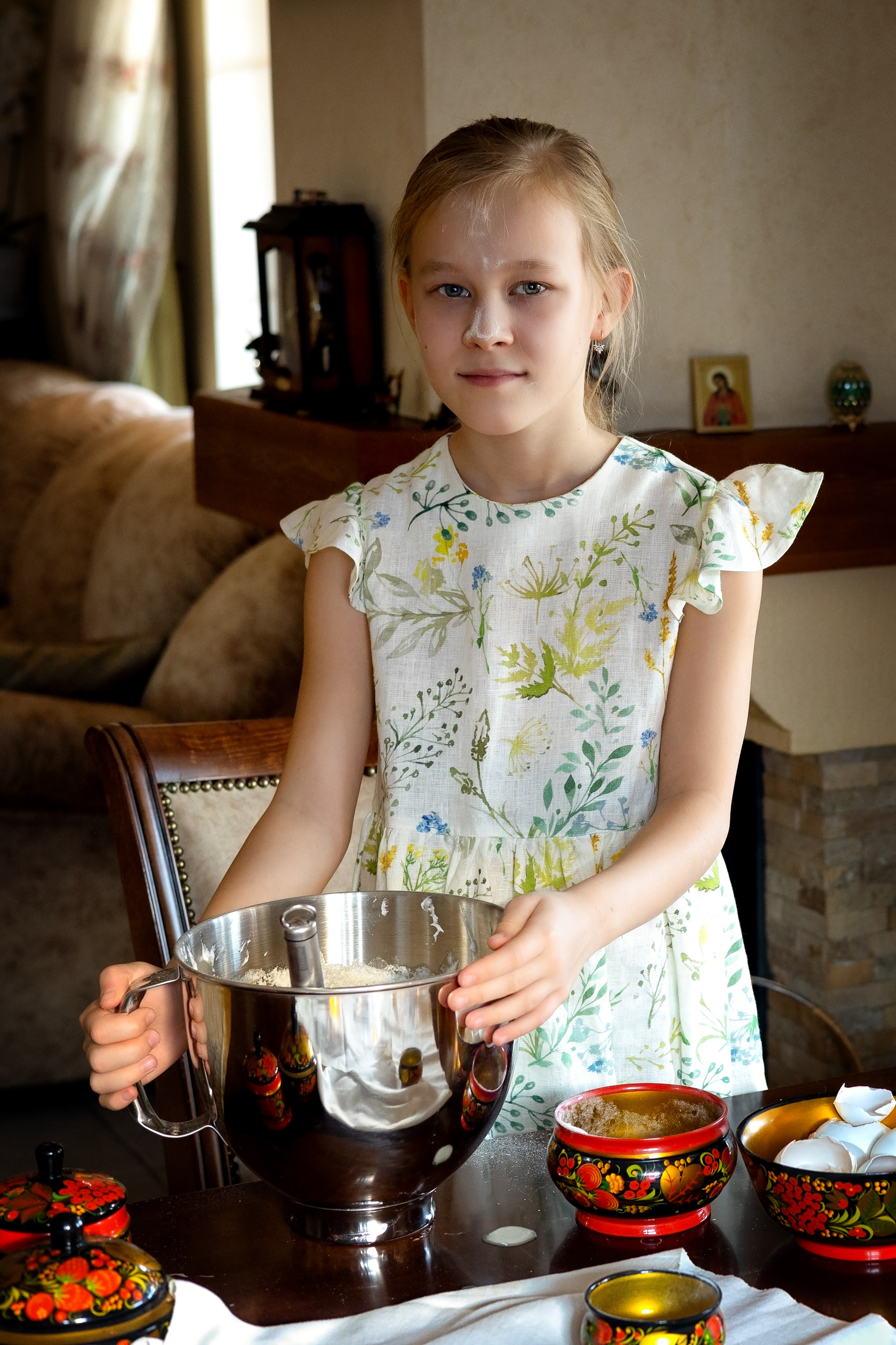 Юный кулинар. Девочка печет торт и выпечку на кухне. фотосессия на кухне