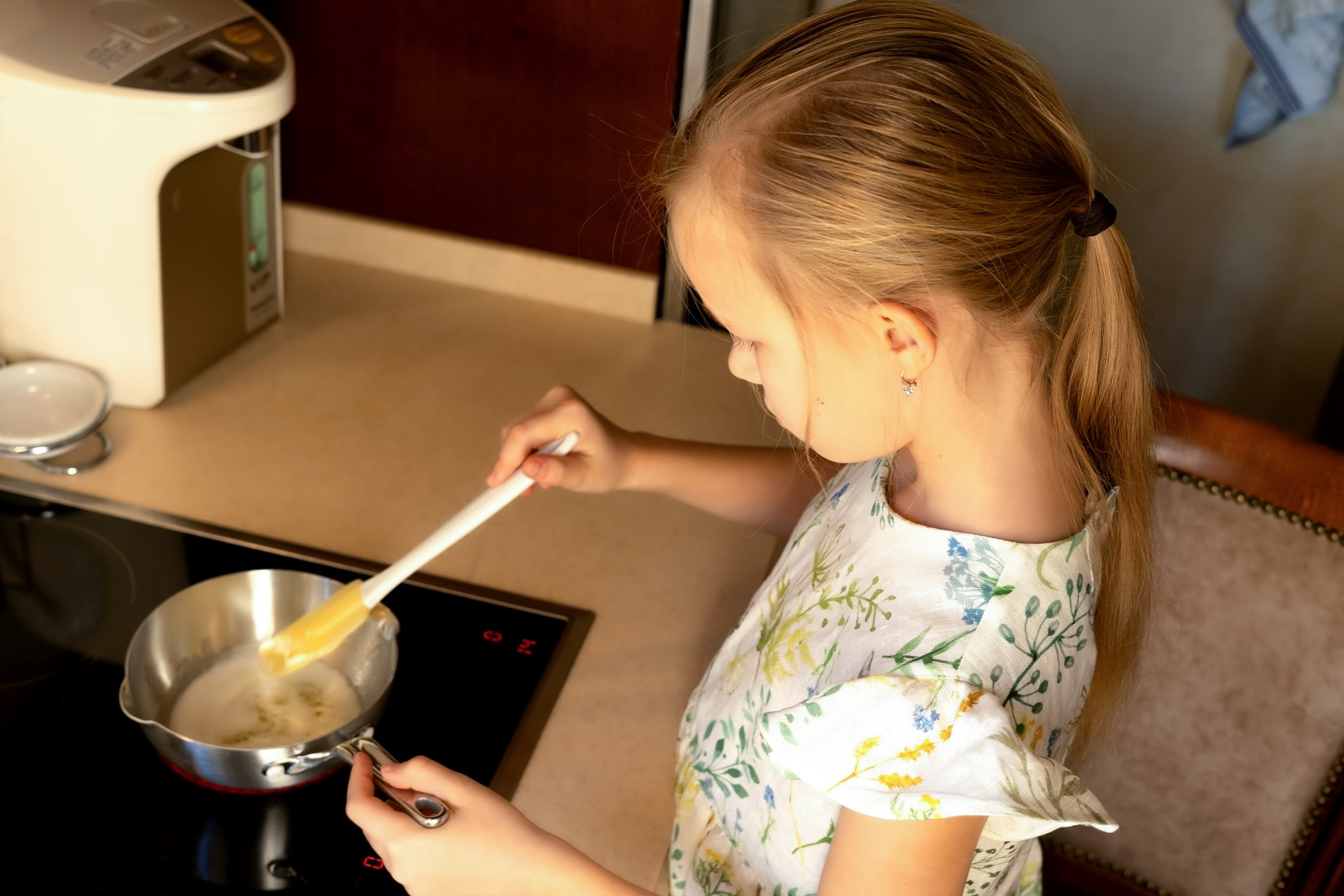 Юный кулинар. Девочка печет торт и выпечку на кухне. фотосессия на кухне