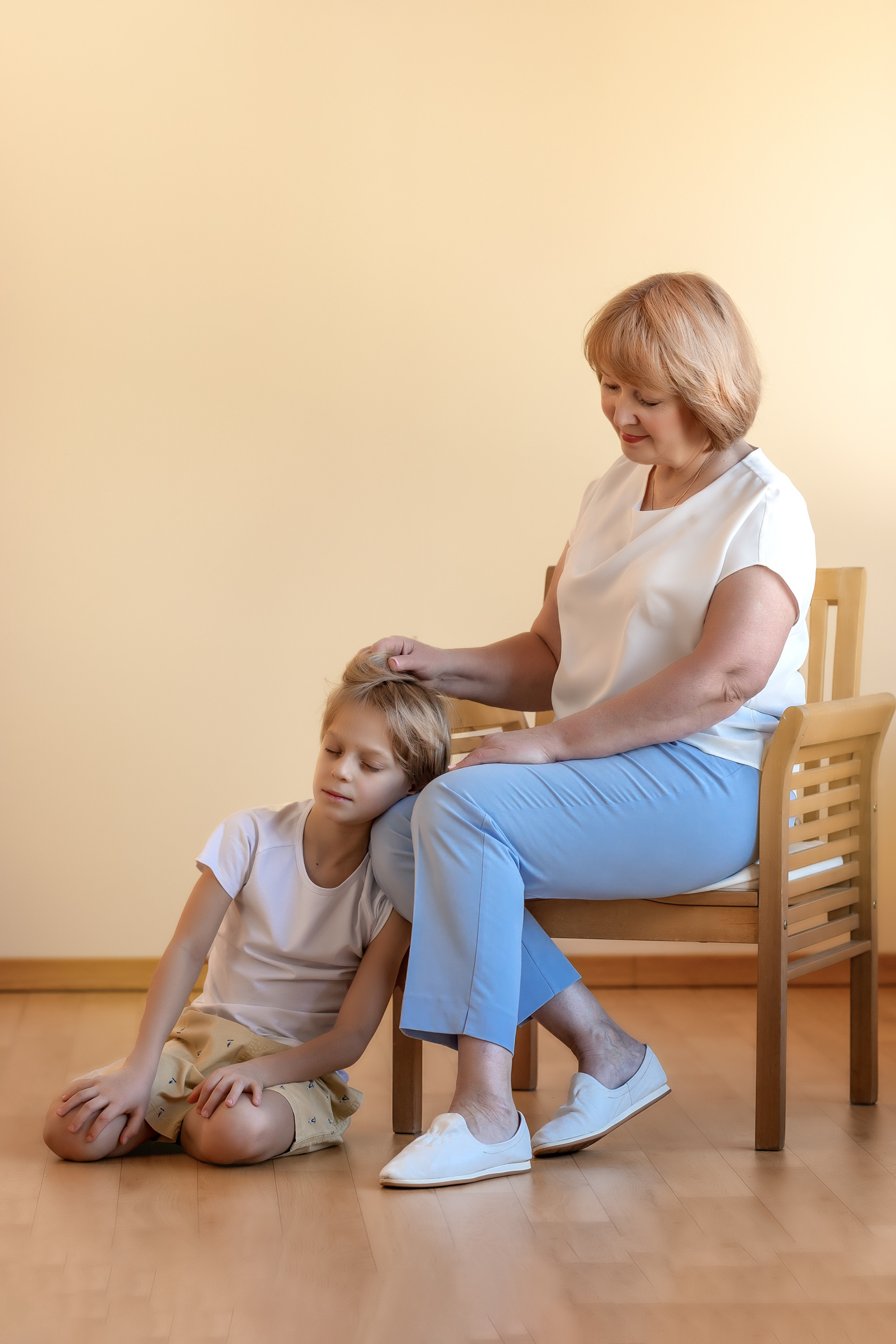 мама с сыном нежно смотрят друг на друга