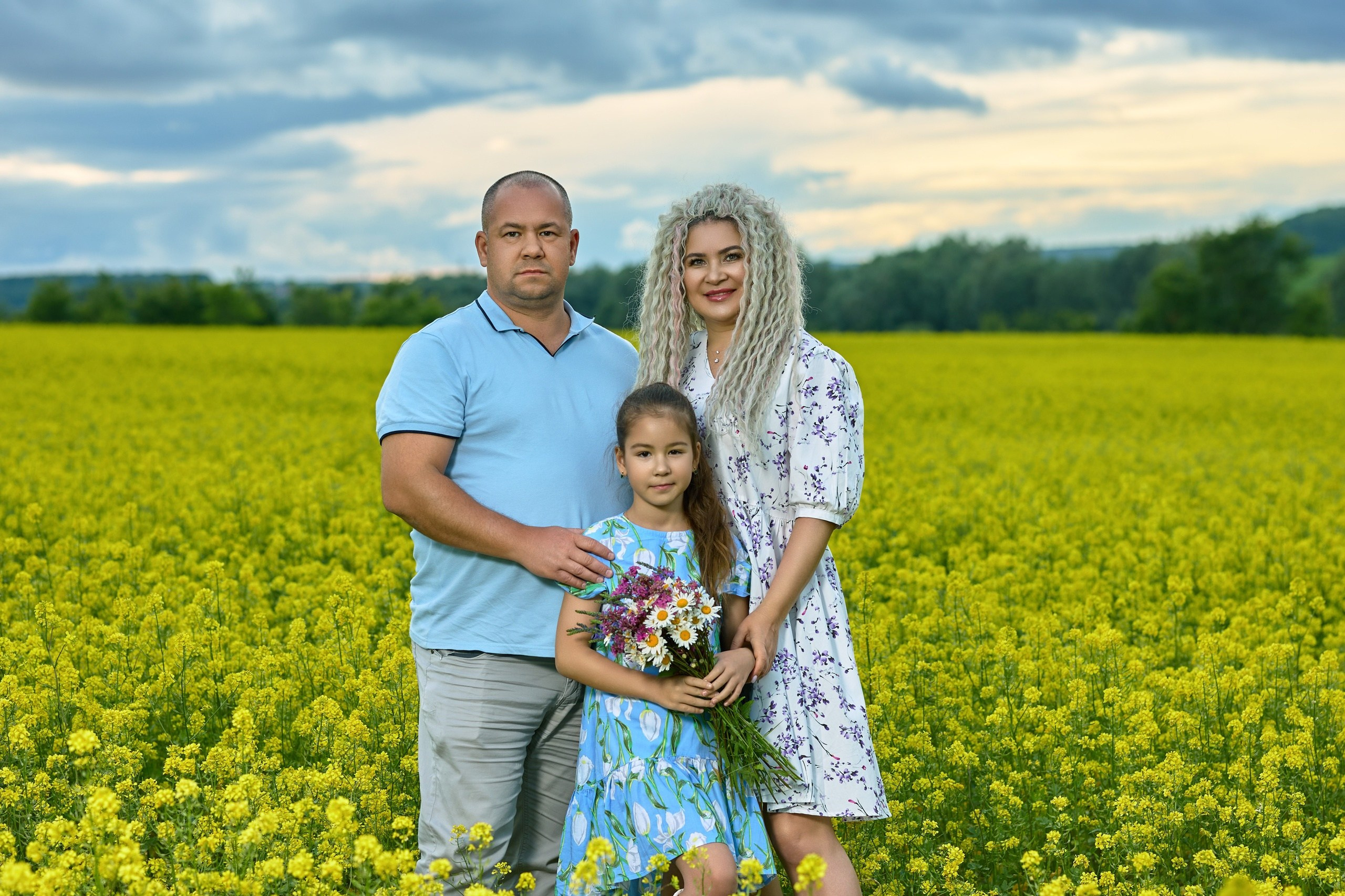 Семейная фотосессия в цветущих полях, рыжиковом поле. Владимир Суздалов (ProMaXe) — Портретный фотограф, тематические фотосессии в Чебоксарах