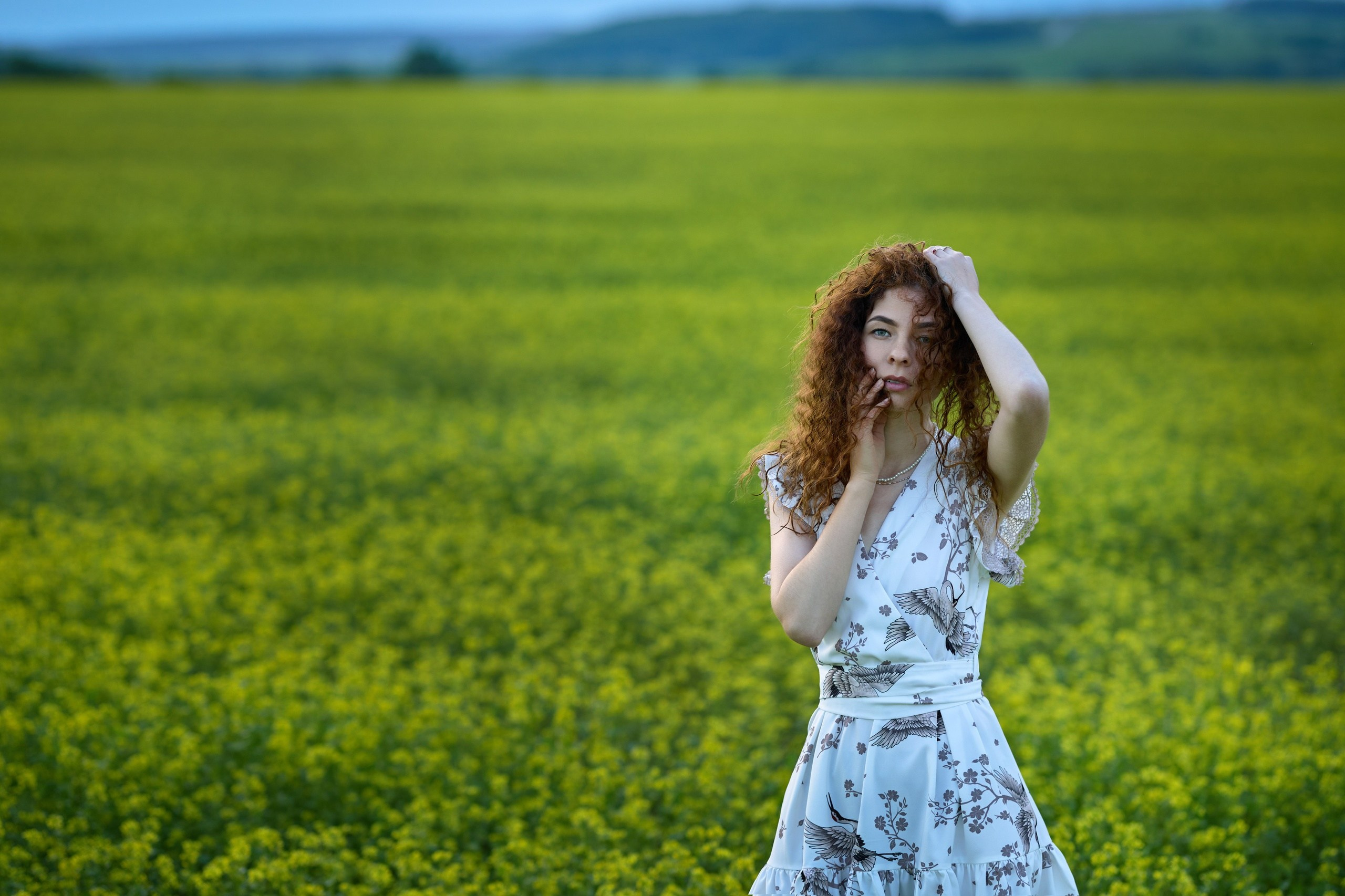 Девушка в цветущем желтом рыжиковом  поле.  Фотосессия в рапсовом поле Чебоксары Чувашия