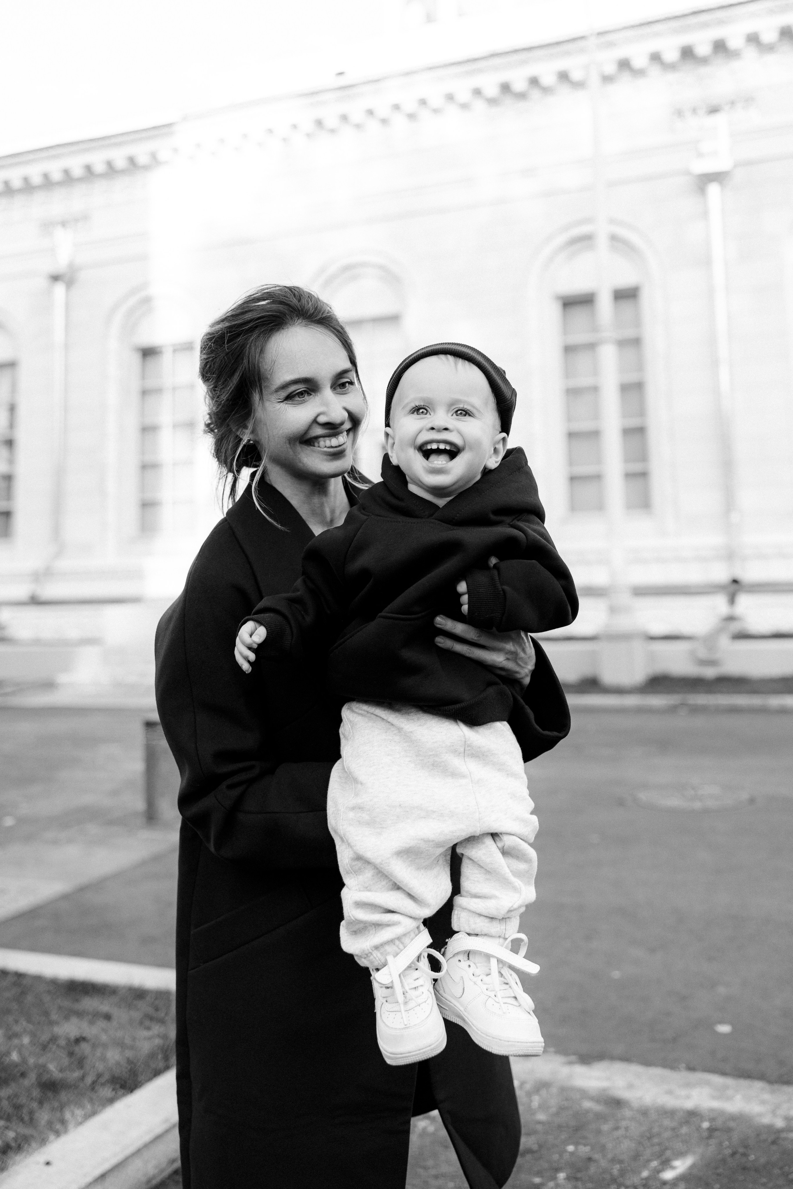 Стильная черно-белая фотография мамы и ребенка, красивая девушка в черном платье чб, чб семейная фотография, Fashion bw photo, фотография на вднх, фотограф в Москве, опытный семейный фотограф, популярный женский фотограф , красивая мама, мамочка на стиле, стройная мама, дорогая фотография 