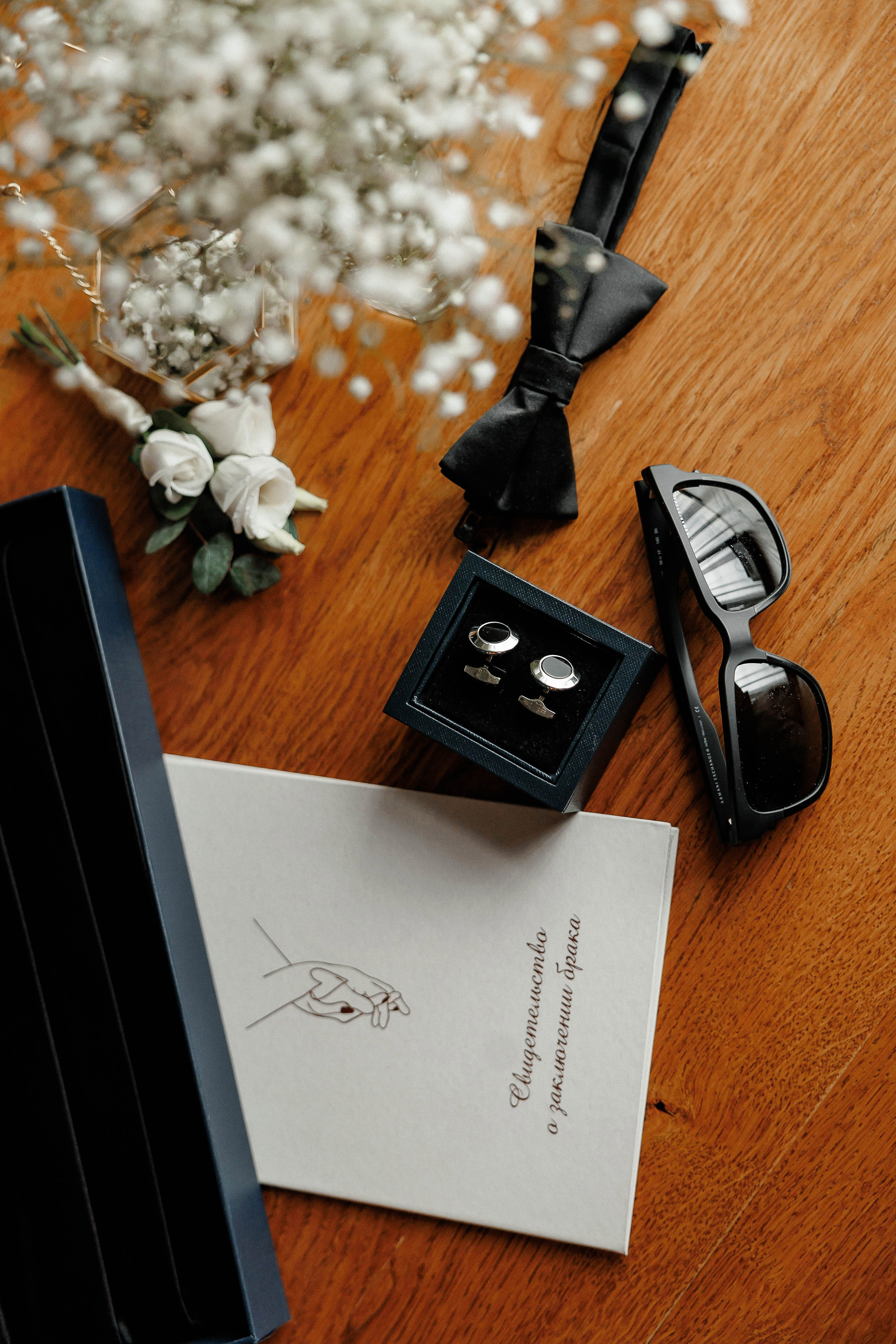 свадебные аксессуары лежат на столе Фотограф Денис Перминов