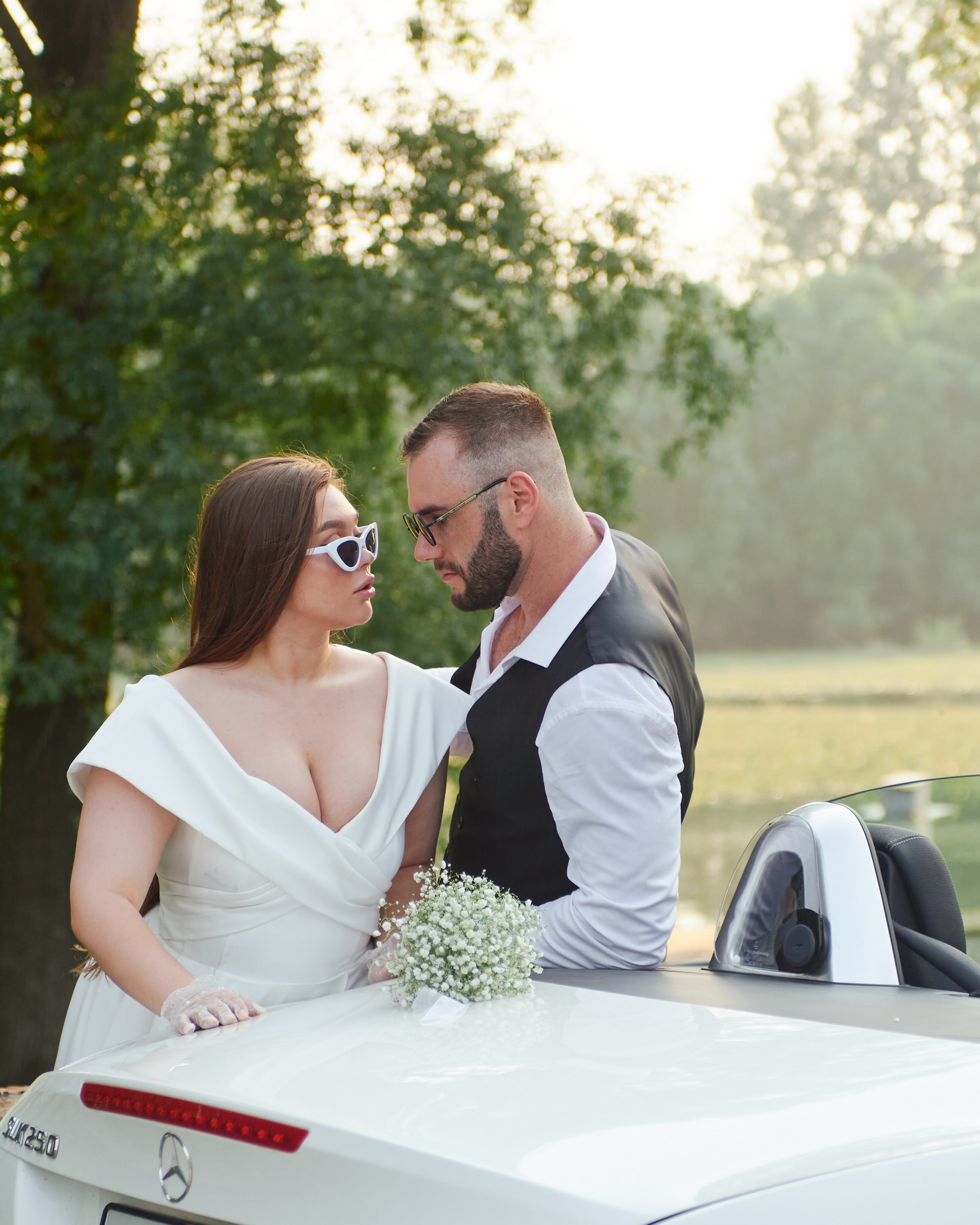 Свадебная фотосессия на улице с кабриолетом