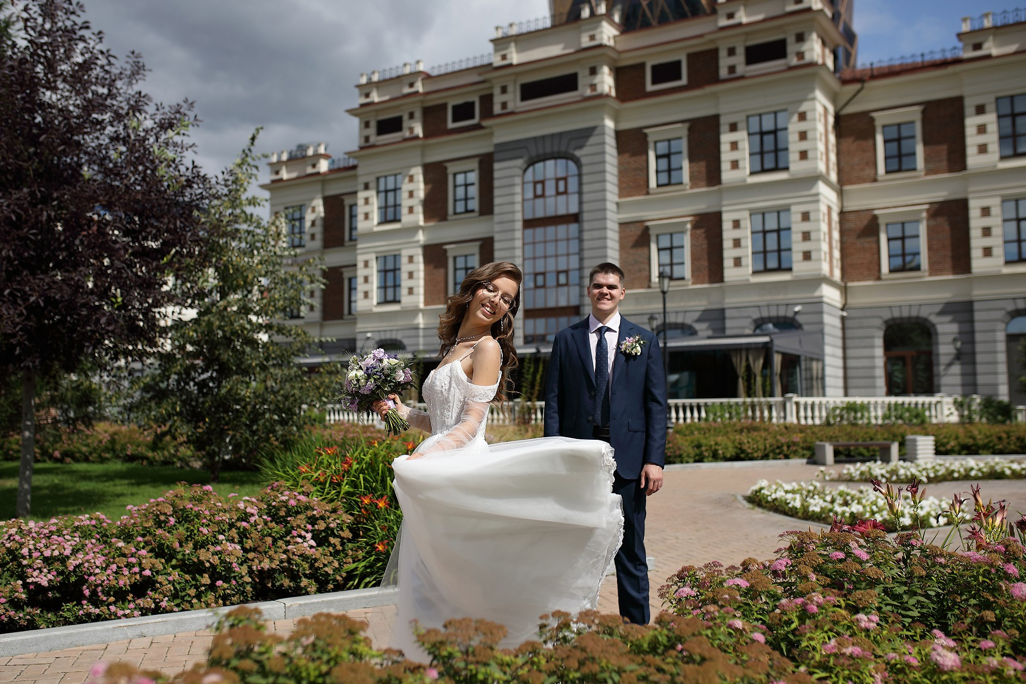 Свадебная фотосессия жениха и невесты в центре Екатеринбурга на улице Горького