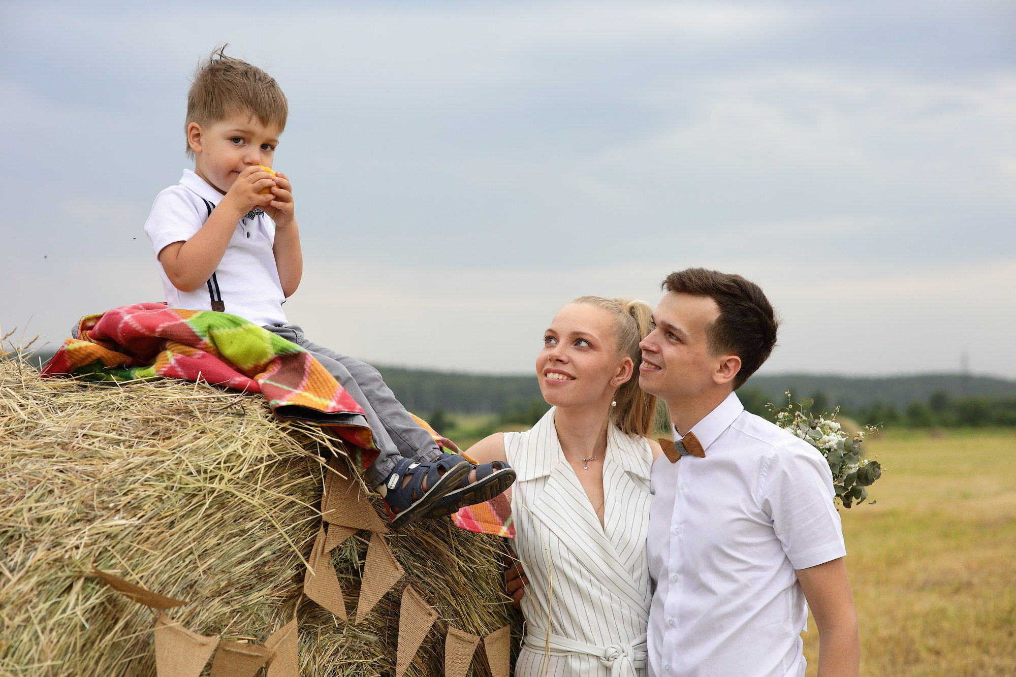 семейная фотосессия возле стога сена Екатеринбург
