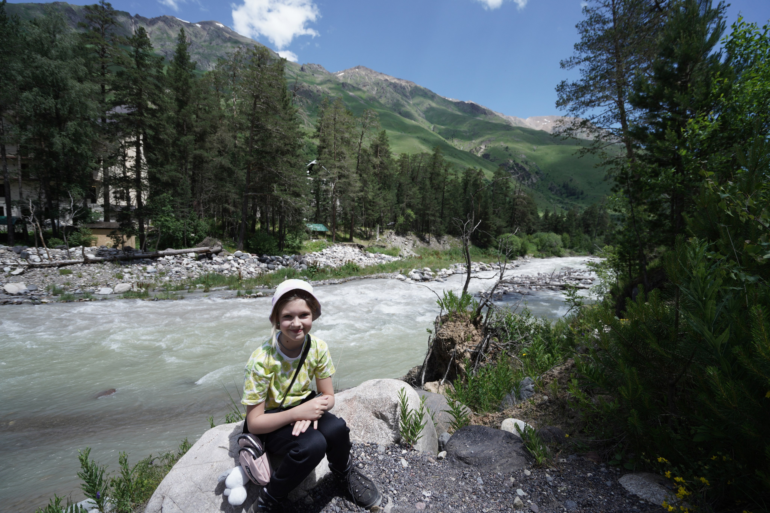 Эльбрус 2023 Маша Саша Дима. Заставка