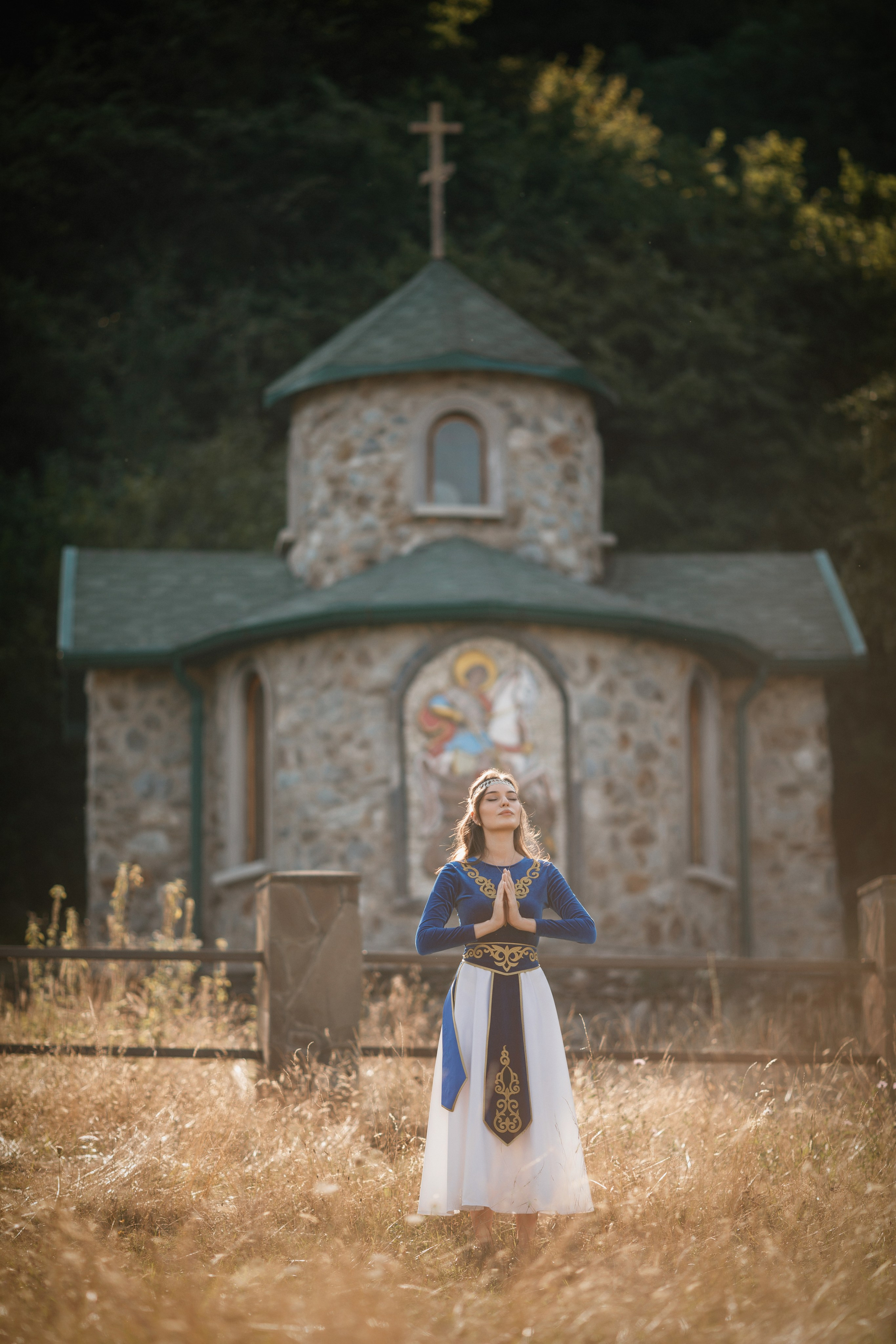 Индивидуальная фотосессия в горах, в армянском национальном платье. Фотограф во Владикавказе Юрий Геворгизов