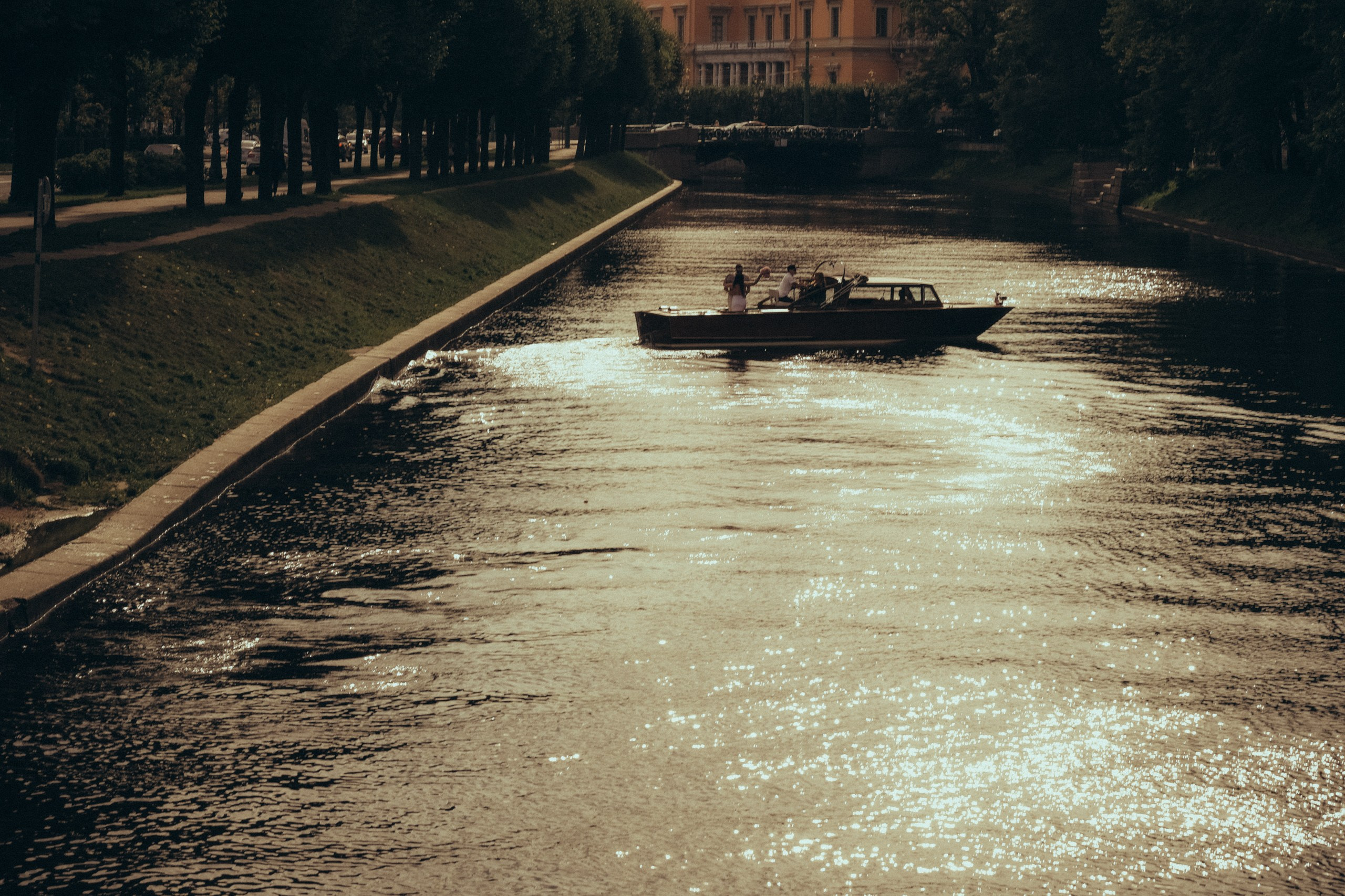 СВАДЕНБНАЯ СЬЕМКА НА КАТЕРЕ ПО КАНАЛАМ САНКТ-ПЕТЕРБУРГА И В АКВАТОРИИ НЕВЫ. Профессиональный фотограф, Санкт-Петербург — Виктория Богомолова