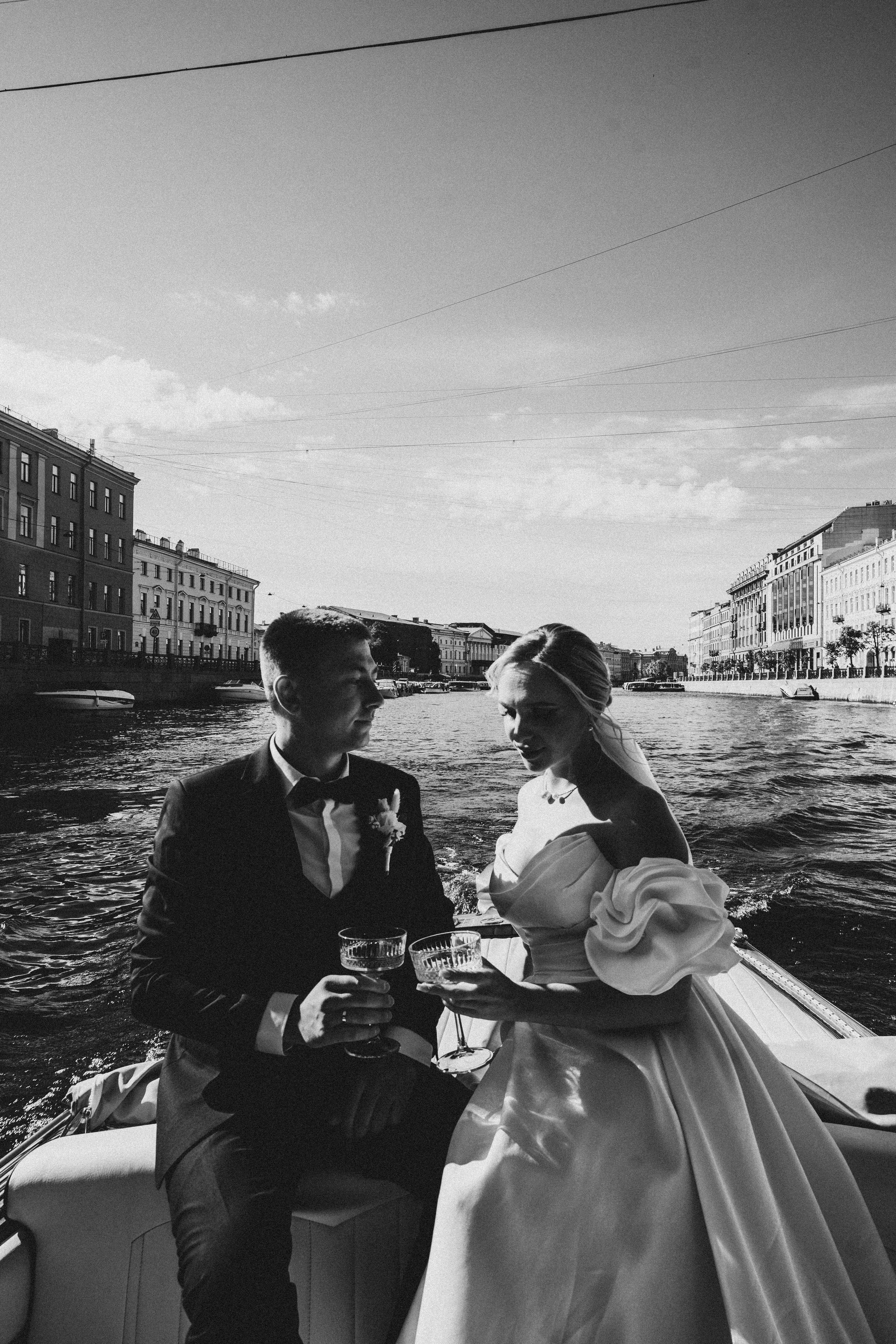 СВАДЕНБНАЯ СЬЕМКА НА КАТЕРЕ ПО КАНАЛАМ САНКТ-ПЕТЕРБУРГА И В АКВАТОРИИ НЕВЫ. Профессиональный фотограф, Санкт-Петербург — Виктория Богомолова