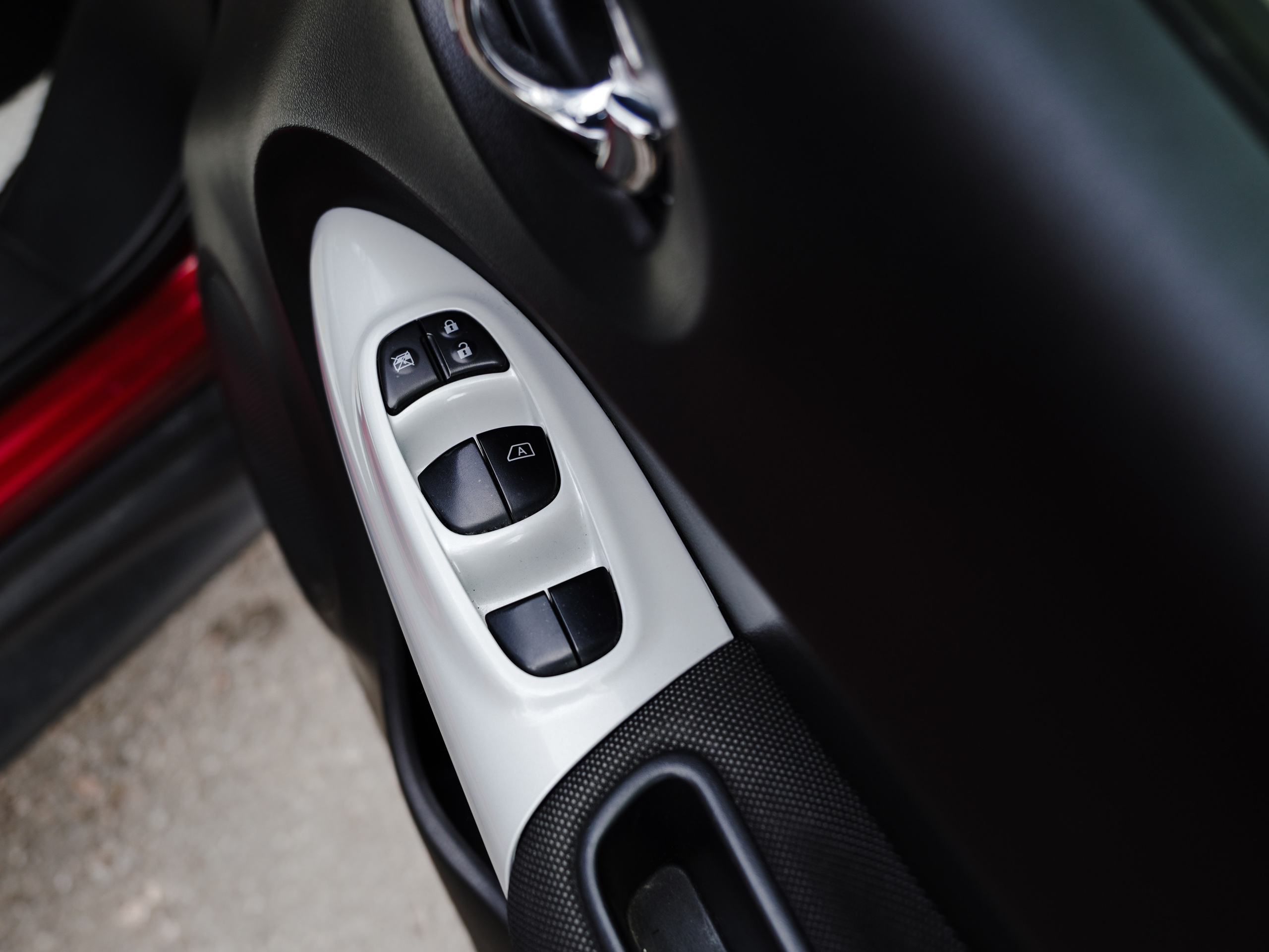 NISSAN JUKE JAPAN. Opasnophoto