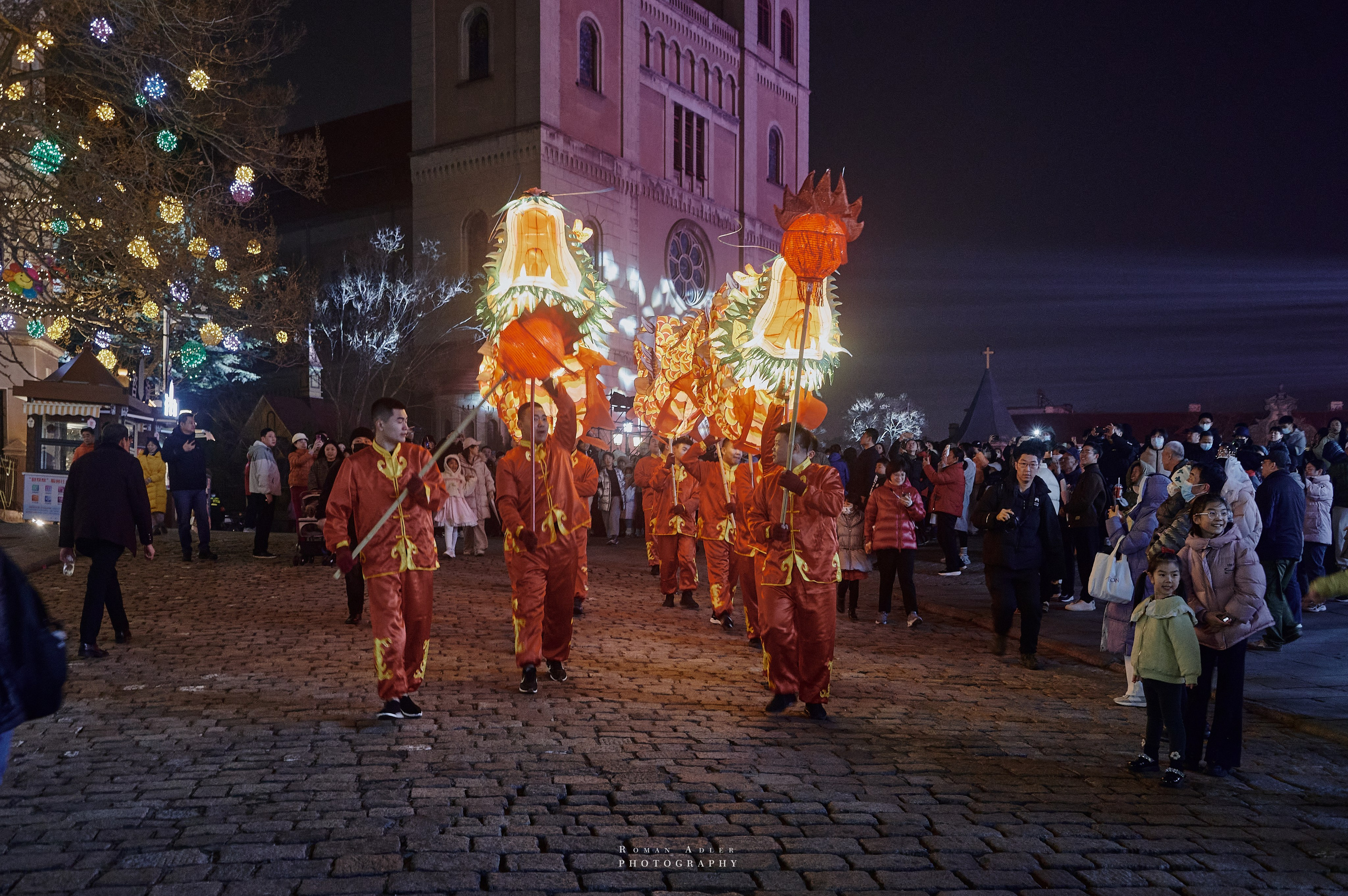 Шествие с драконами. уличные фото Китая. Новый год и праздники в Китае. Фотограф роман Адлер. Фотопроект Китай русский взгляд
