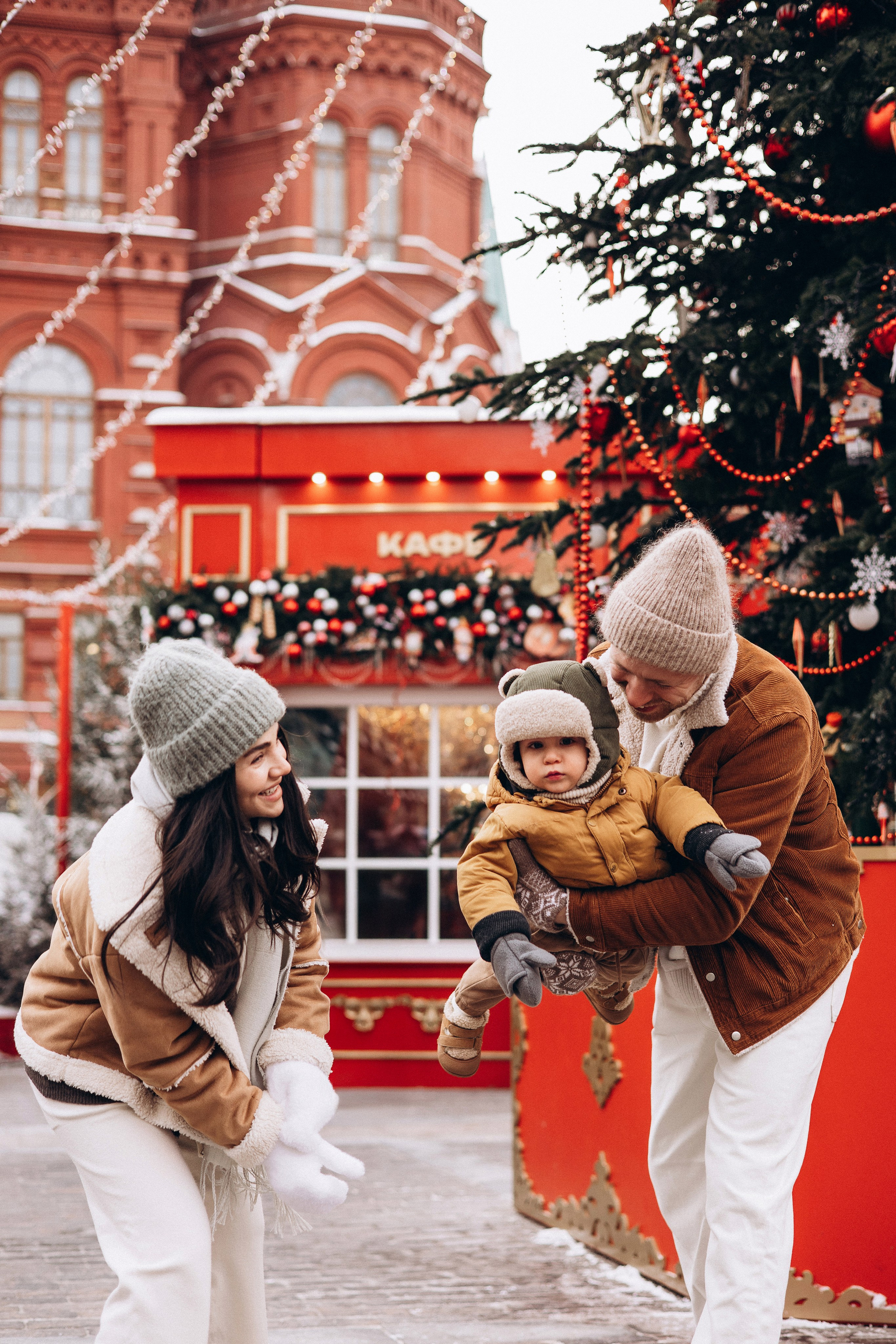 Марьям, Михаил и Лев на Рождественской ярмарке. Семейный фотограф в Москве Марина Петра