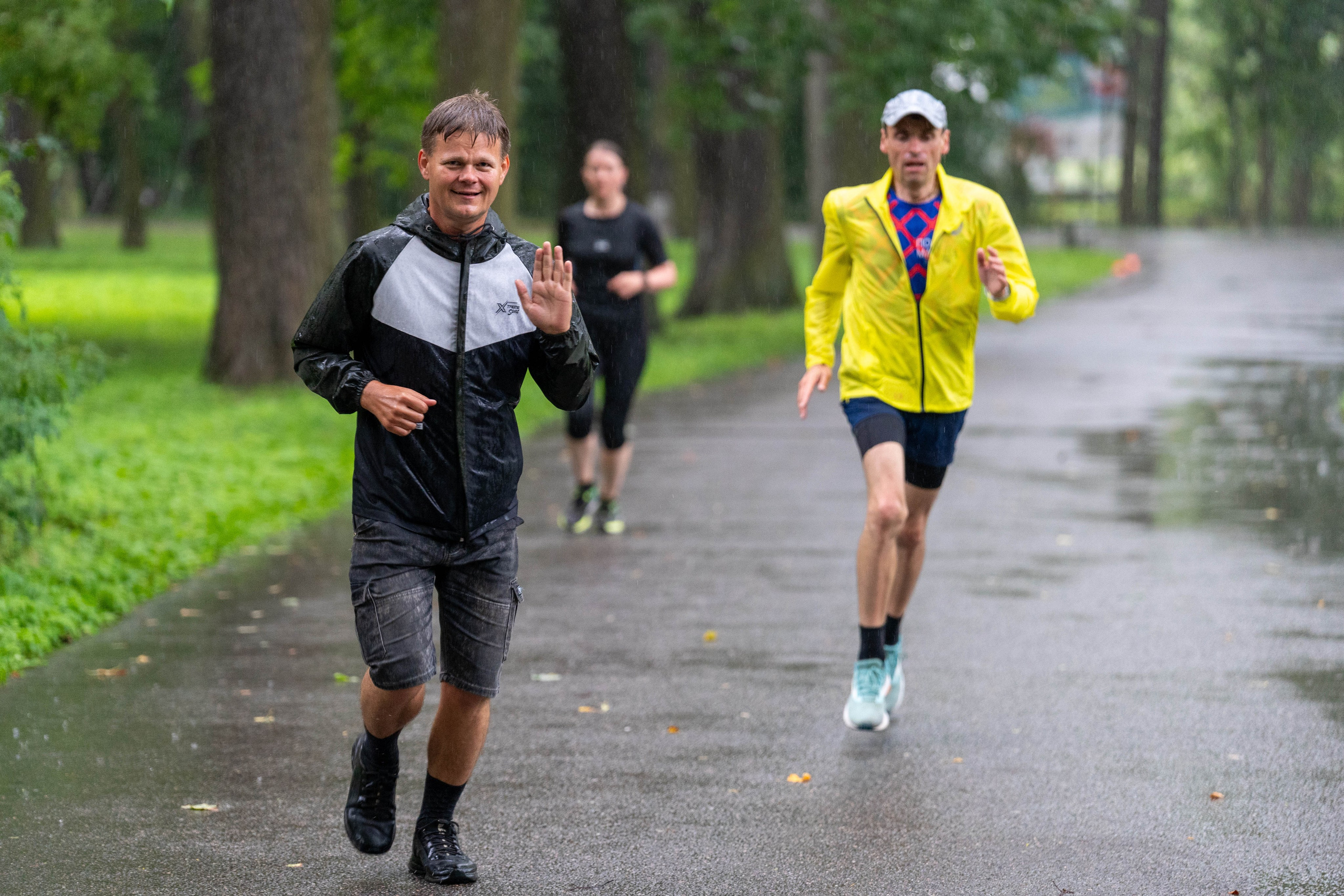 Бегун в дождливую пробежку “5 вёрст”, спортивный фотограф СПб