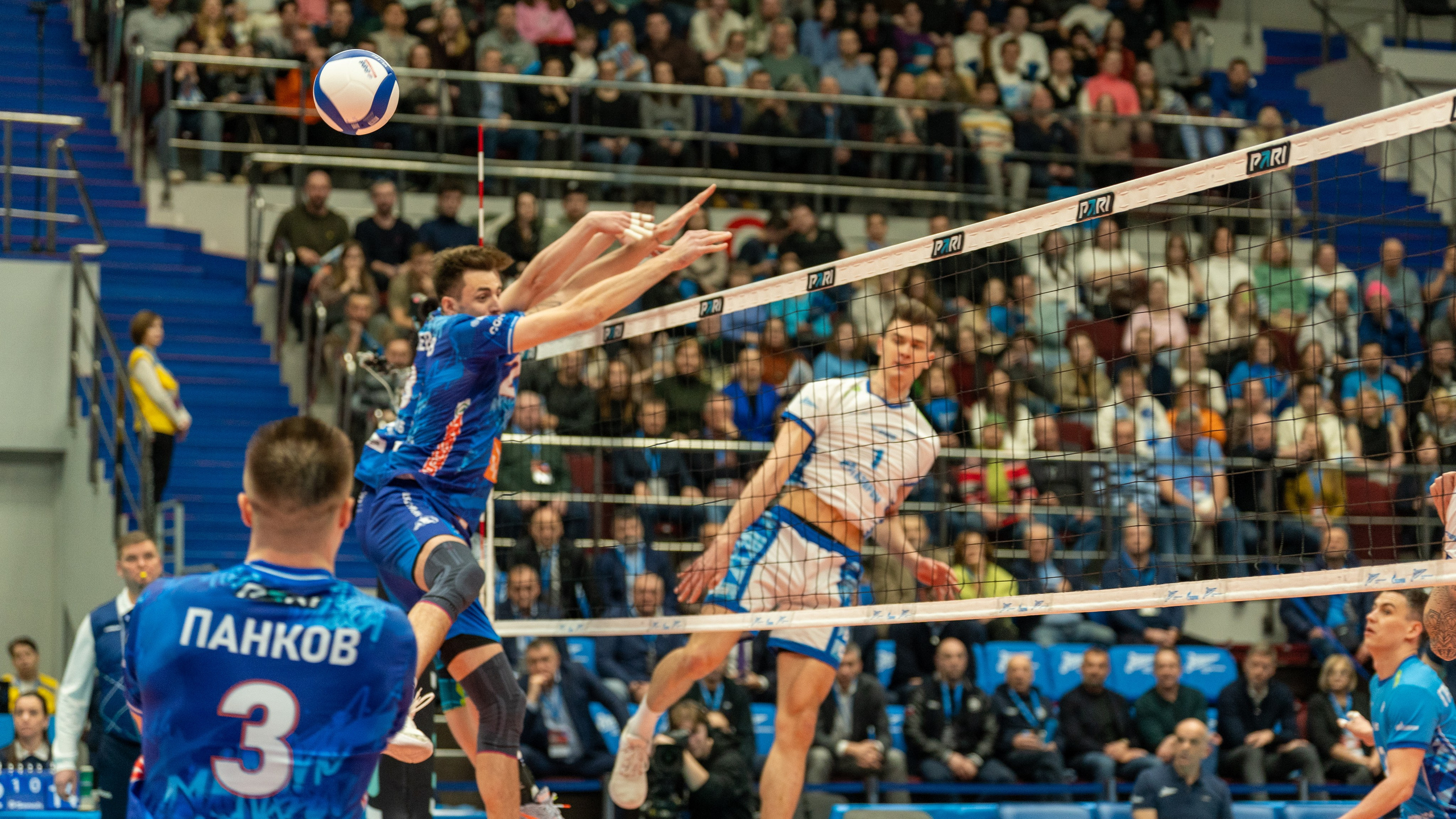 Момент атаки «Зенита» сквозь двойной блок «Динамо» — репортажная спортивная фотосъёмка в Санкт-Петербурге, эмоции, динамика, СПб.