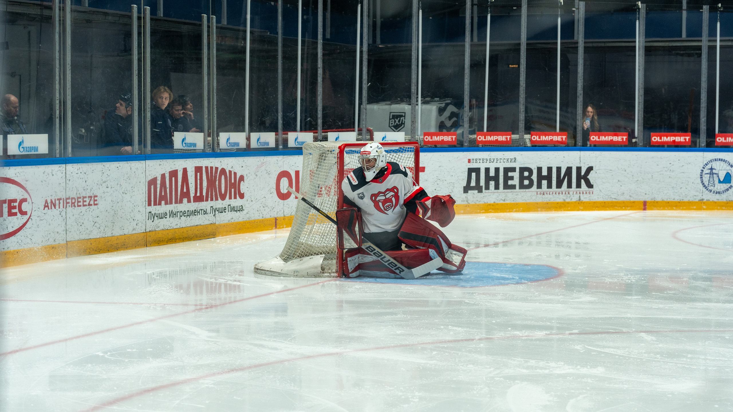 Вратарь «Молота» в напряжённой защите ворот на матче с «Динамо». Репортаж, спортивная фотосъёмка, Санкт-Петербург.