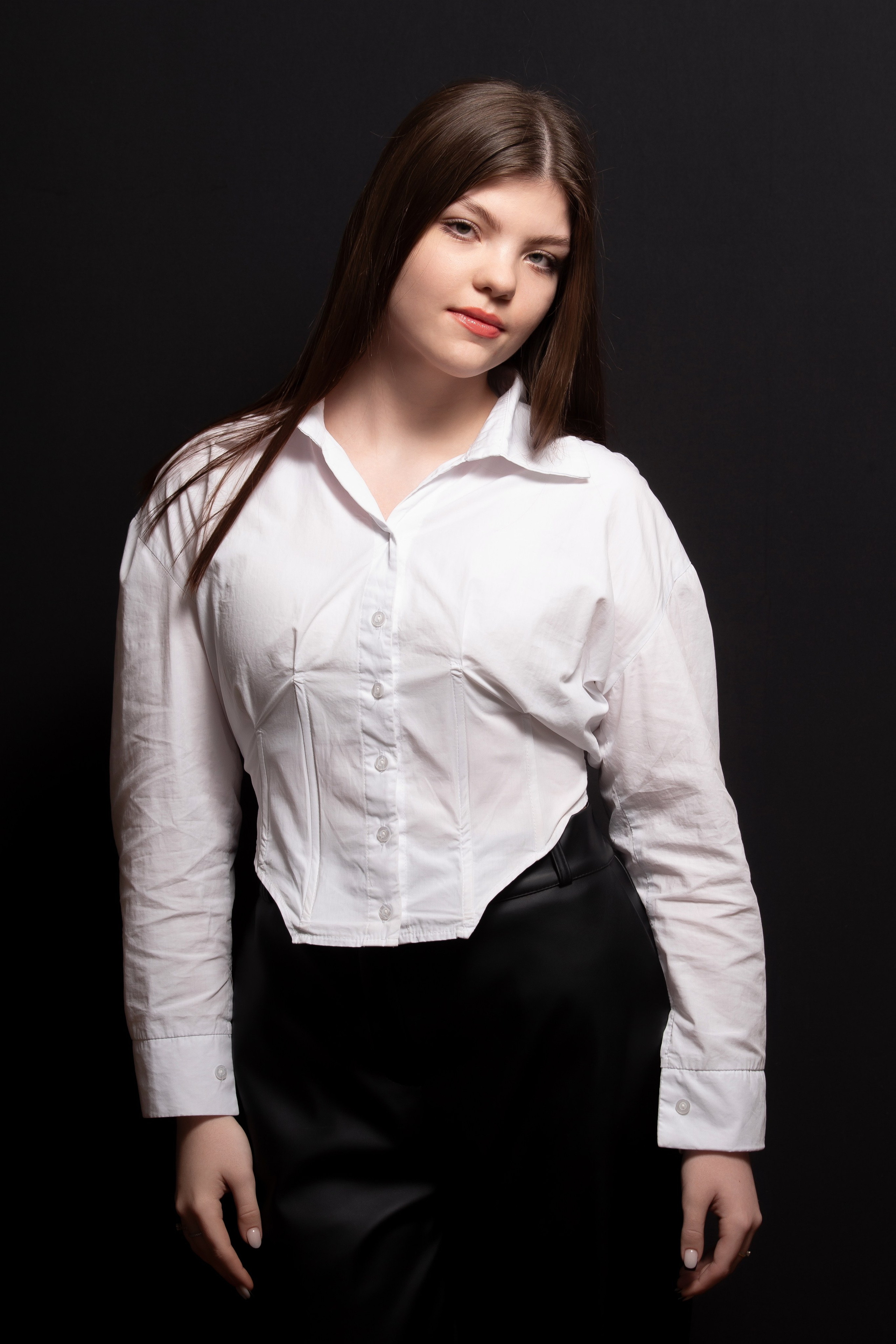 Портретная фотосессия для учеников 9 класса на чёрном фоне | Школьный фотограф Николай Богатырёв | Твой альбом / Твои правила. ТВОЙ АЛЬБОМ / ТВОИ ПРАВИЛА