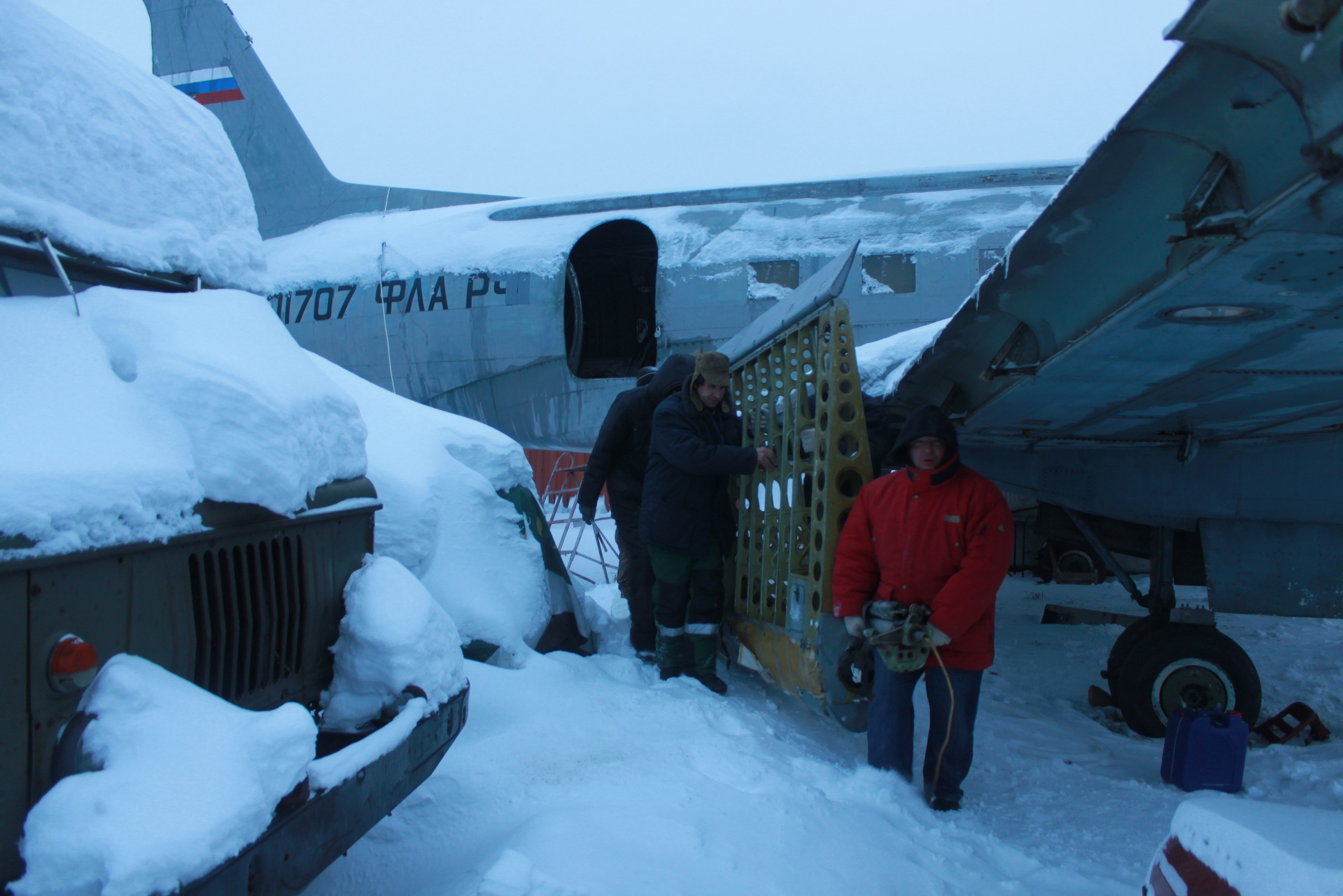 Ил-14Т «Голубая Мечта» работы в Тушино (2011 г.). Фотоальбом показывающий увлекательный мир авиации и мир медведей Андрея Иванова