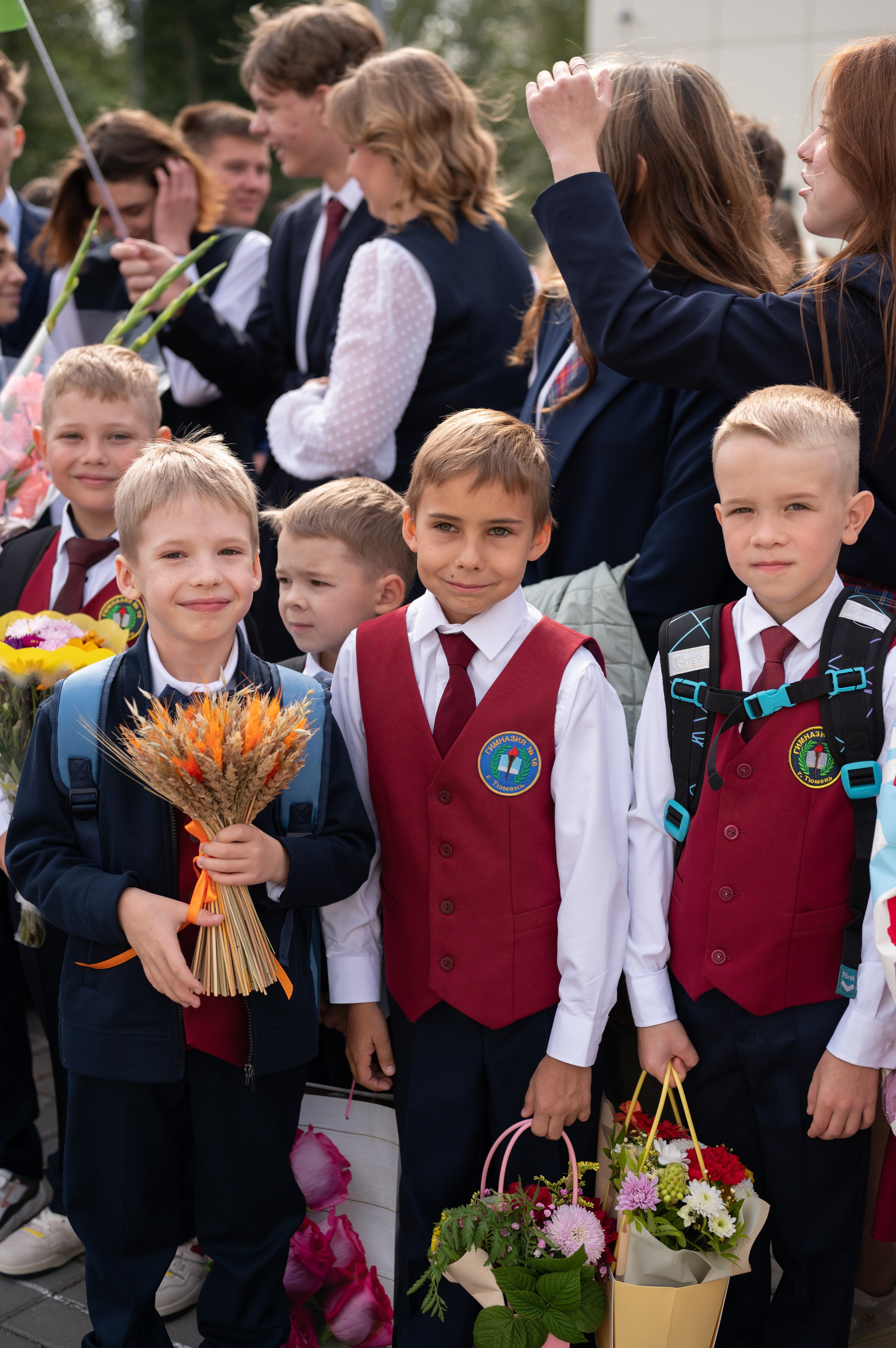 1 сентября 16 гимназия 2 класс (линейка + в классе+ на улице). Фотограф новорожденных, семейный детский в Тюмени Татьяна Морозова