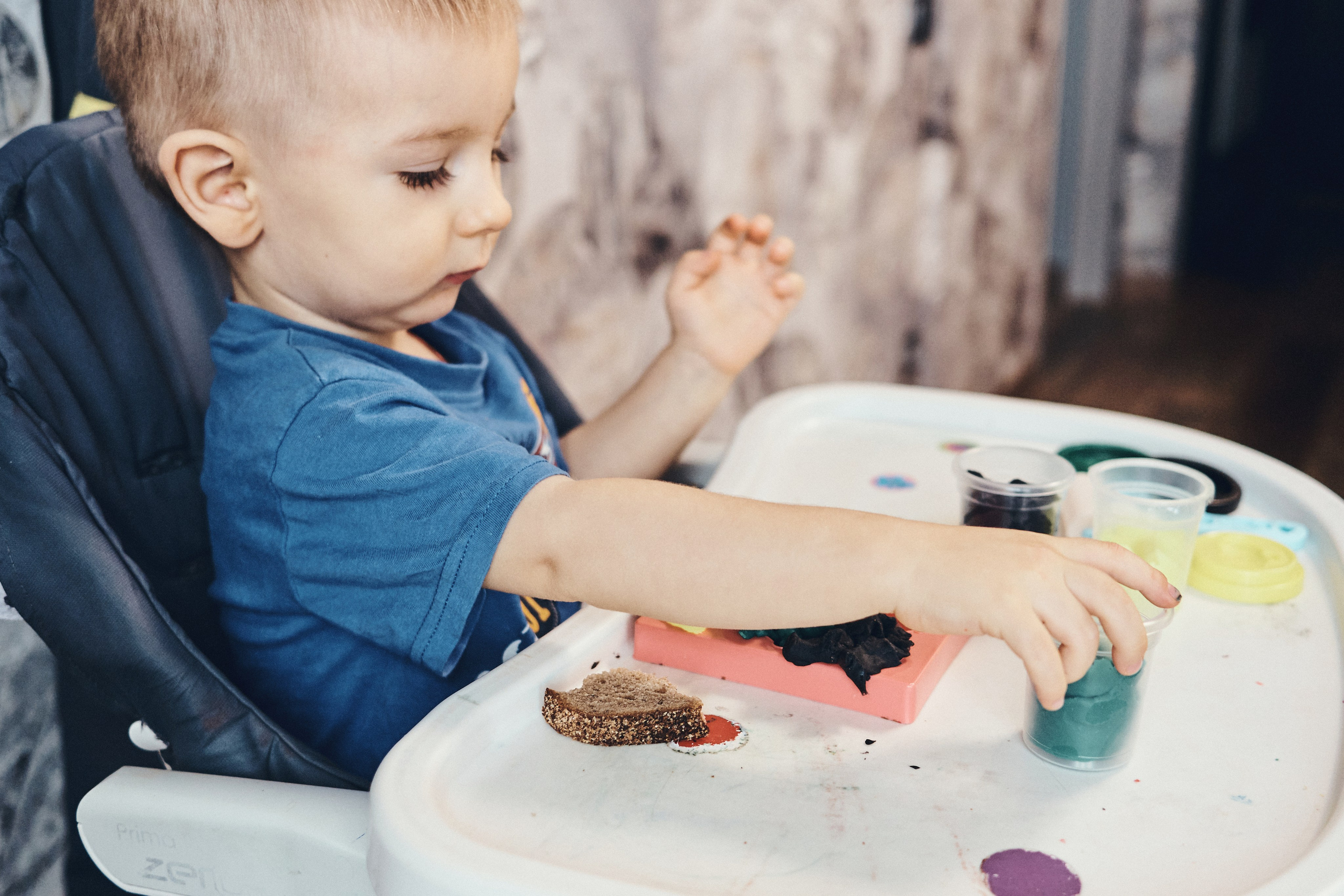 Ребенок занимается творчеством