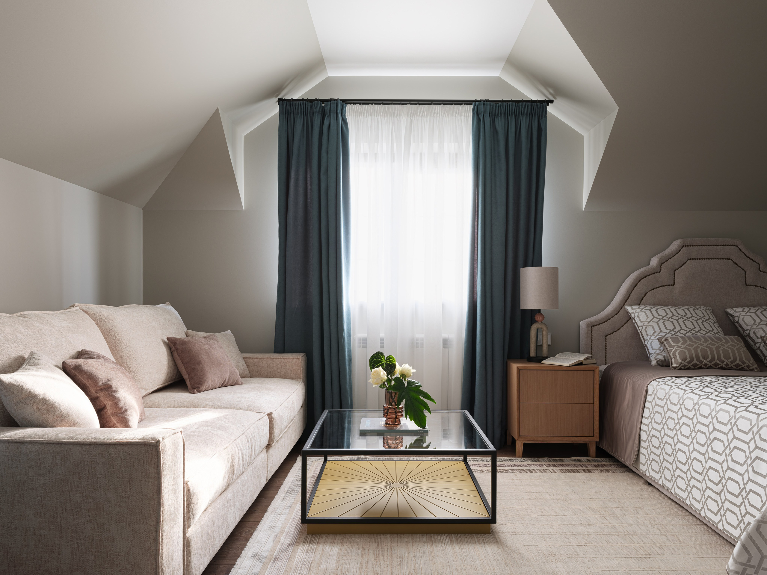 Современный дизайн интерьера спальни с мягким диваном, стильной кроватью и кофейным столиком, создающим уют и гармонию. Фото проекта Татьяны Диденко, съемка Сергея Денисенко, стилист Наталья Якушева.